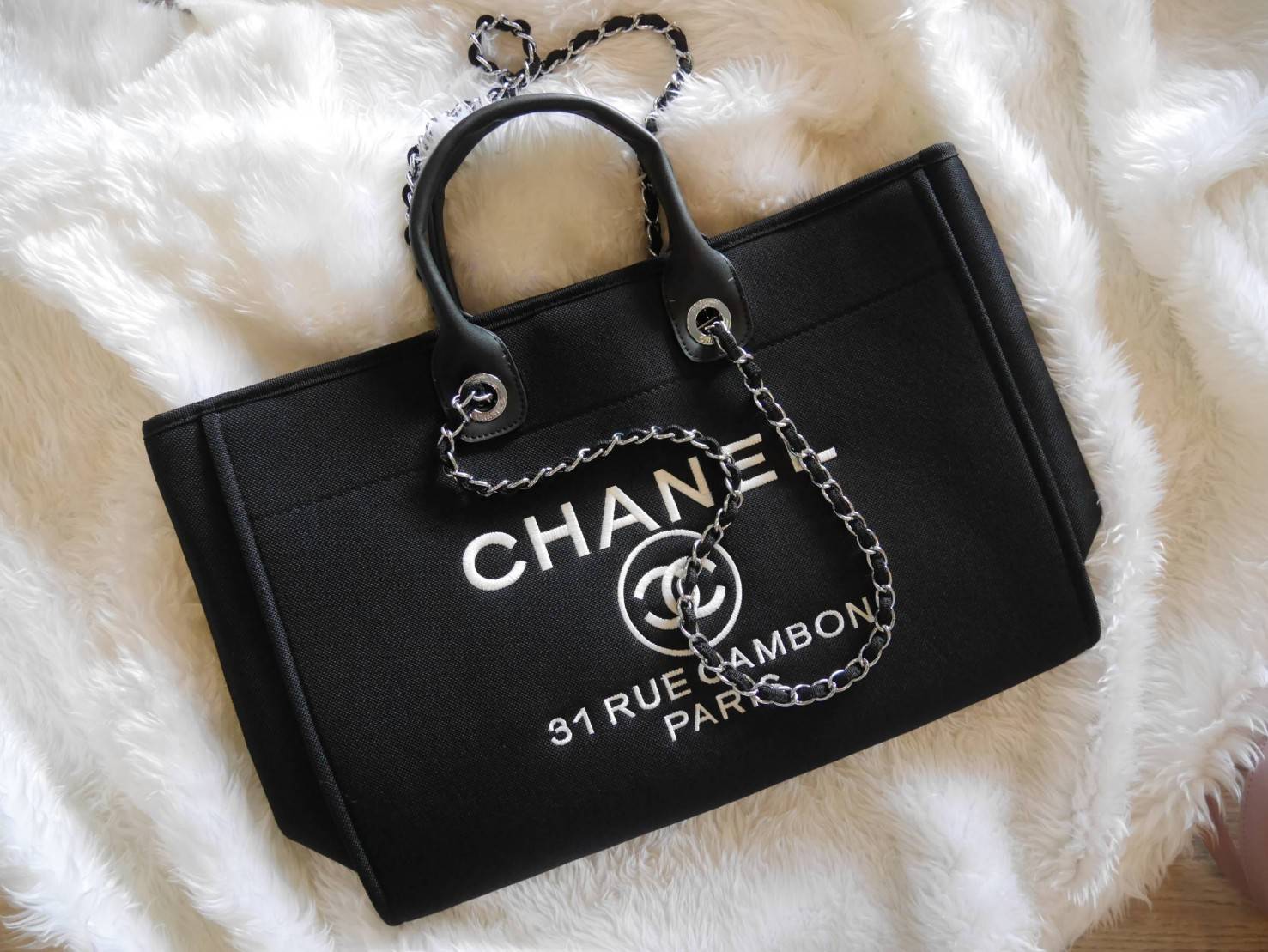รุ่นที่สาวๆรอคอย Chanel tote canvas bag จากงานพรีเมี่ยม VIP GIFT รุ่นดังเลยค้า Size ใหญ่อลัง บอกเลยว่า **งานดีที่สุด ตัวกระเป๋า กระเป๋าผ้าเป็นผ้า canvas เนื้อดีสมราคา สัมผัส นุ่มลื่นมือมากกกก อะไหล่เงินปั้มแบรนด์แท้ทั้งใบ ด้านหน้าปัก logo แบรนด์สุดหรู จุข
