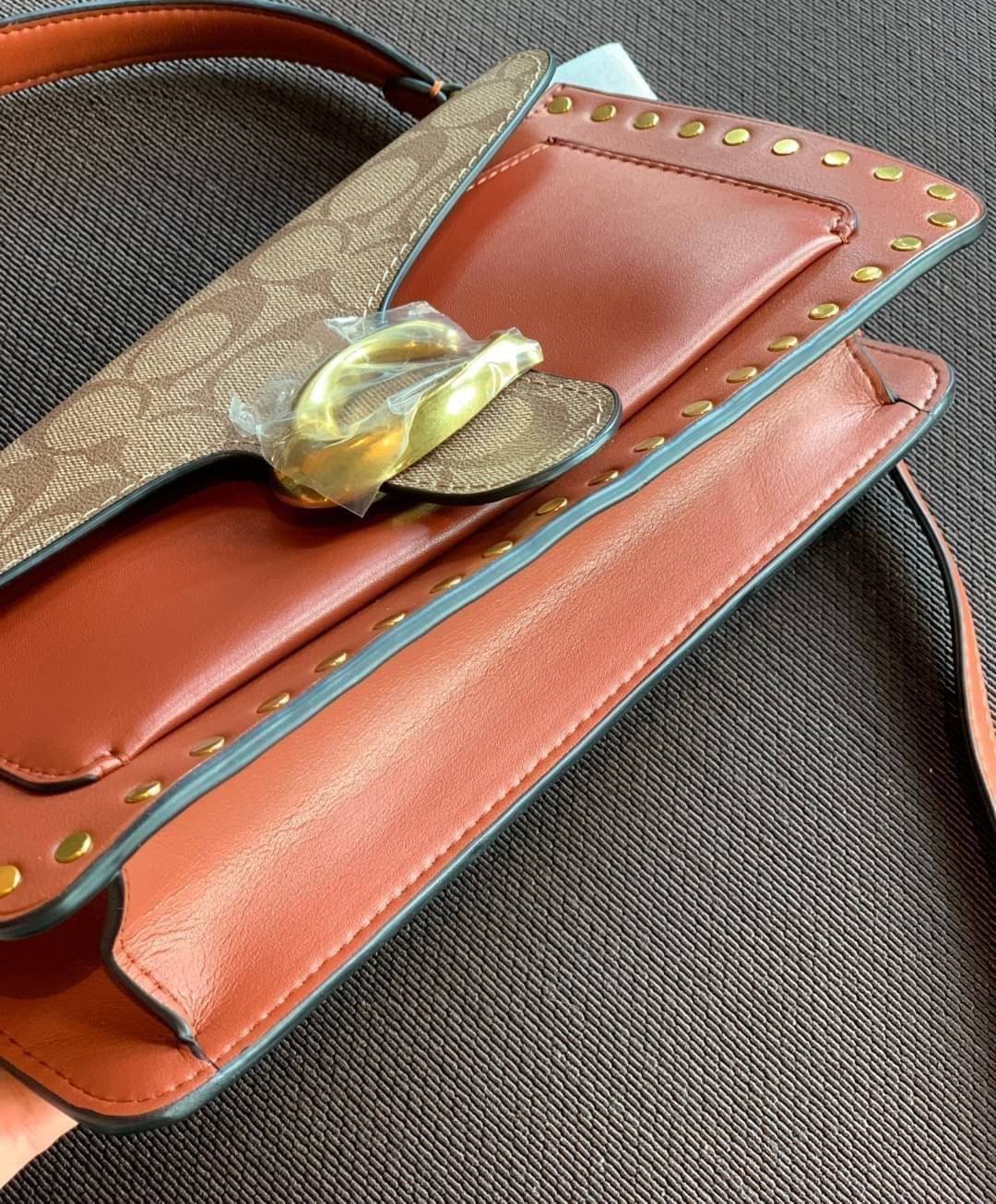 COACH TABBY SHOULDER BAG 26 พร้อมส่งที่ไทยอีกครั้งค่ะ!! กระเป๋าหิ้ว//คล้องไหล่//สะพายข้างได้ สุดคุ้ม! หนังแท้เรียบคลาสสิคเพิ่มความหรูเข้ามาค่ะ ด้านหน้ามีอะไหล่แบรนด์ตัวใหญ่โดดเด่น เปิดปิดกระเป๋าแบบกระดุมแม่เหล็ก ภายในมีช่องหลักใส่ของ2ช่อง;สามารถใส่กระเป๋า