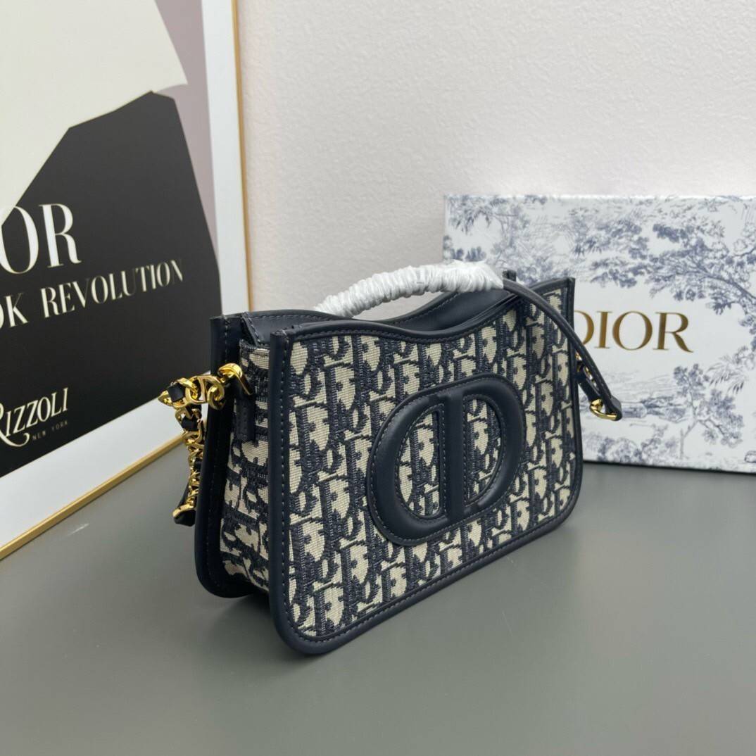 CD SIGNATURE HOBO MINI BAG Blue Oblique Jacquard / Dior Bag พร้อมส่ง กระเป๋าสะพายทรงโฮโบ รุ่นใหม่ล่าสุด Winter 2023 สวยหรูหราเป็นเอกลักษณ์แบรนด์