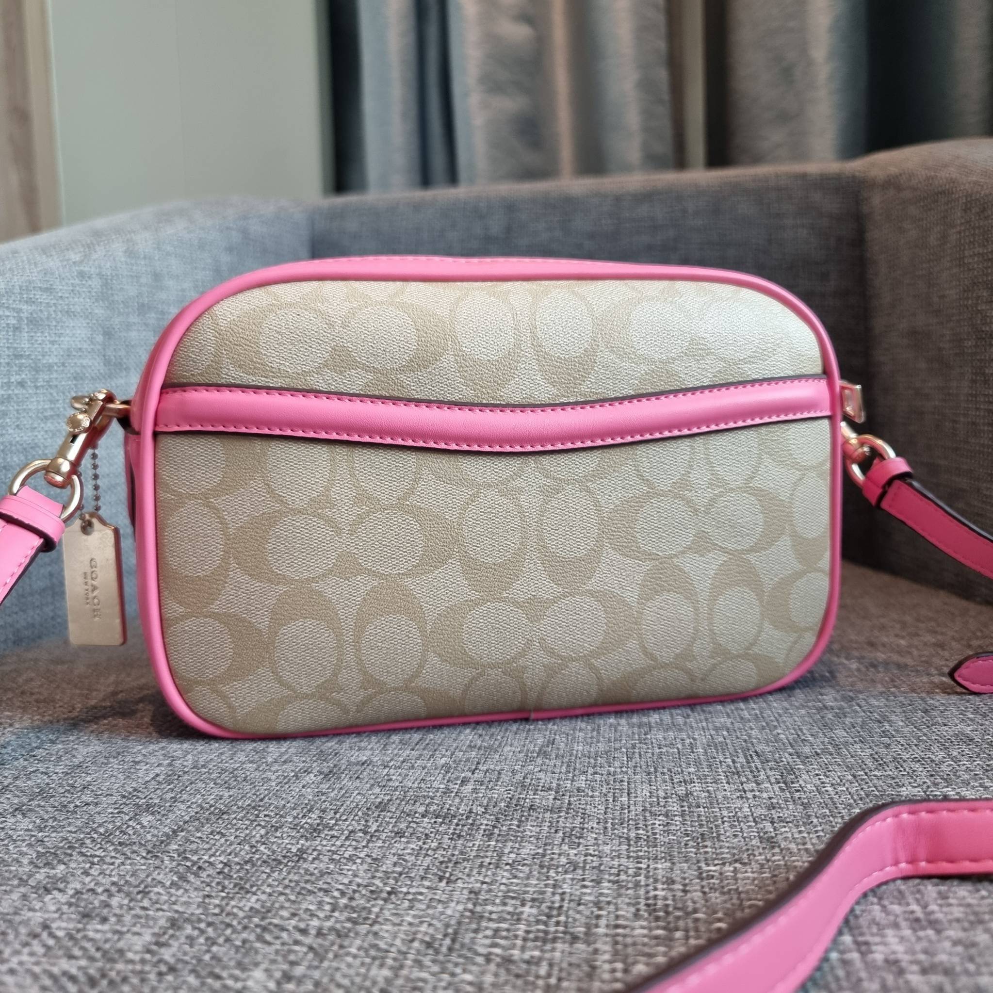 OUTLET 】COACH F68168 JES CROSSBODY IN SIGNATURE CANVAS รุ่นยอดฮิต!! กระเป๋าสะพายข้าง รุ่น 2 ซิป ใบใหญ่จุใจ สีคลาสสิคขายดี!! วัสดุหนังแคนวาสเคลือบลาย เปิด-ปิดด้วยซิป 2 ช่องหลัก ใช้งานง่าย ทรงสวยมากๆรุ่นนี้ มาพร้อมสายสะพาย crossbody ปรับได้ตามตัว ภายในใส่ขอ