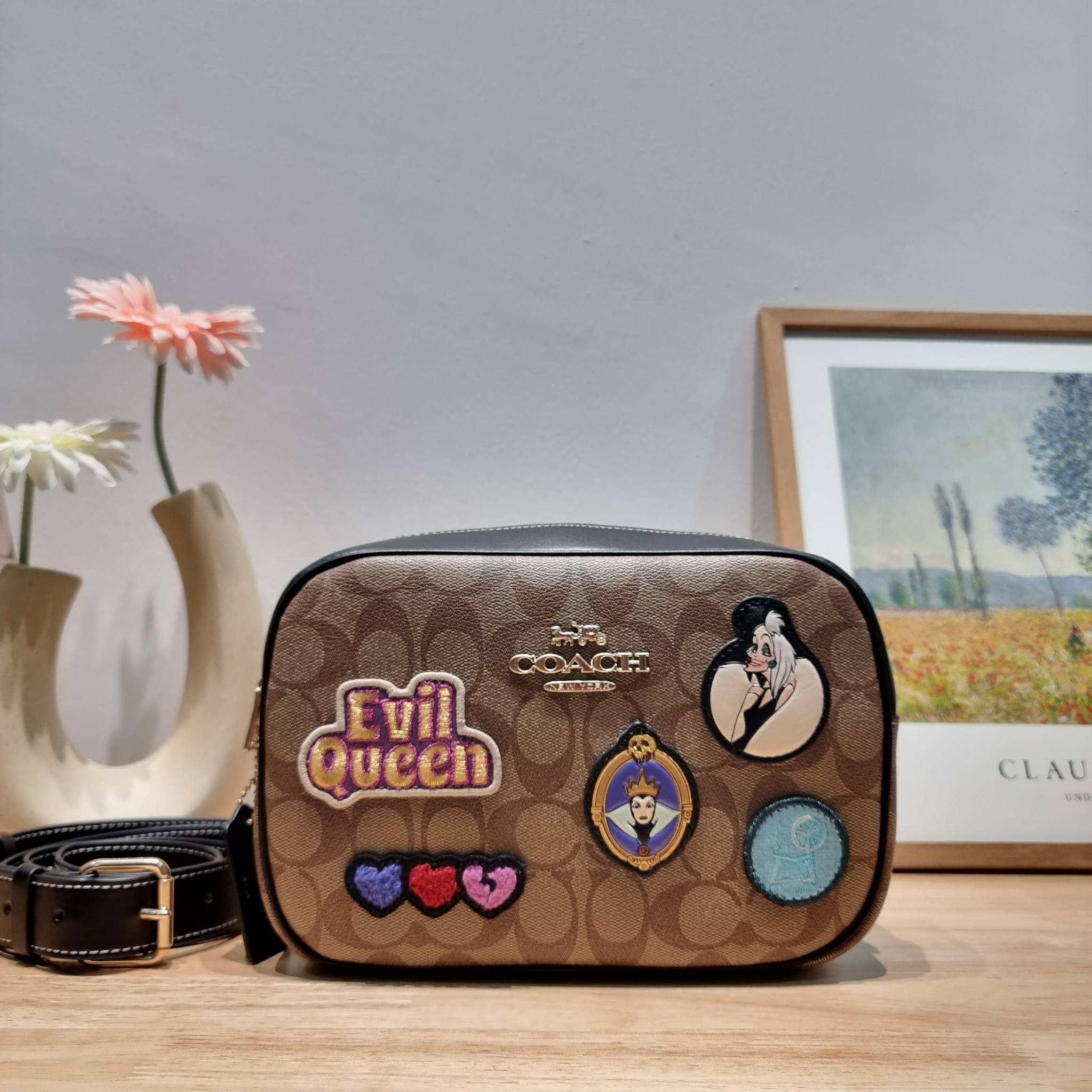 Coach Disney X Coach Jamie Camera Bag In Signature Canvas With Patches CC151 คอลใหม่ เอาใจสายยัยตัวร้าย ดีไซน์รวมเหล่าตัวแสบจากดิสนีย์ กับกระเป๋าสะพายข้าง สวยอยู่ทรง โดดเด่นด้วยลวดลายบนผืนหนัง วัสดุหนังแคนวาสตัดสลับหนังแท้ เปิด-ปิดด้วยซิป ใช้งานง่าย ดูผู้