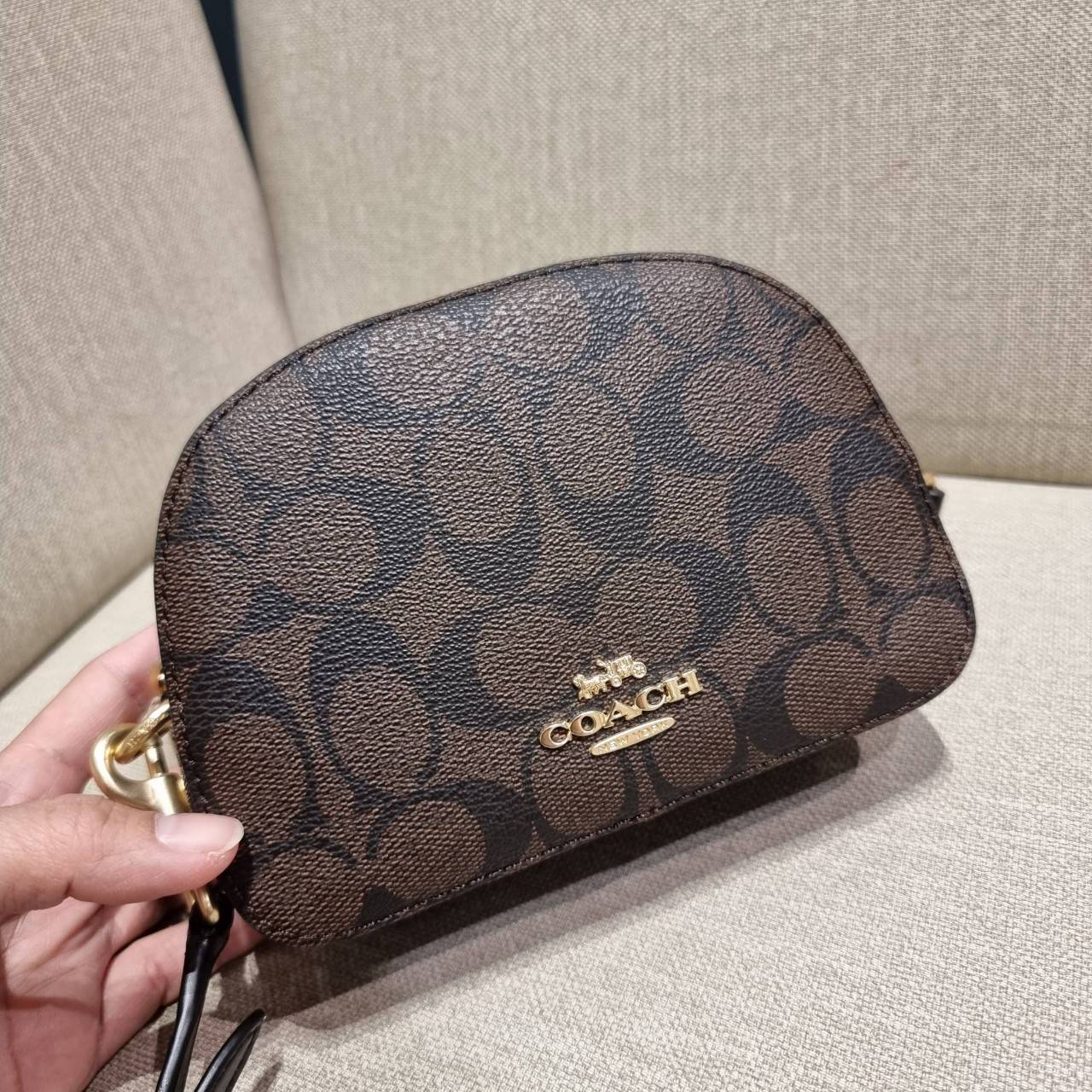 COACH 2628 MINI SERENA CROSSBODY IN SIGNATURE CANVAS ใหม่ที่สุด!! พร้อมส่งทุกสีเด็ด!! ย่อส่วนกระเป๋าสะพายคอลเลคชั่นยอดฮิต มินิเซเรนา ที่รับรองว่าน้องน่ารักม้ากกก!! ขนาดเล็กกุ๊งกิ๊ง แต่ดีเทลยิ่งใหญ่ วัสดุหนังแคนวาสเคลือบลาย เปิด-ปิดด้วยซิป สะดวกใช้ ภายในเป