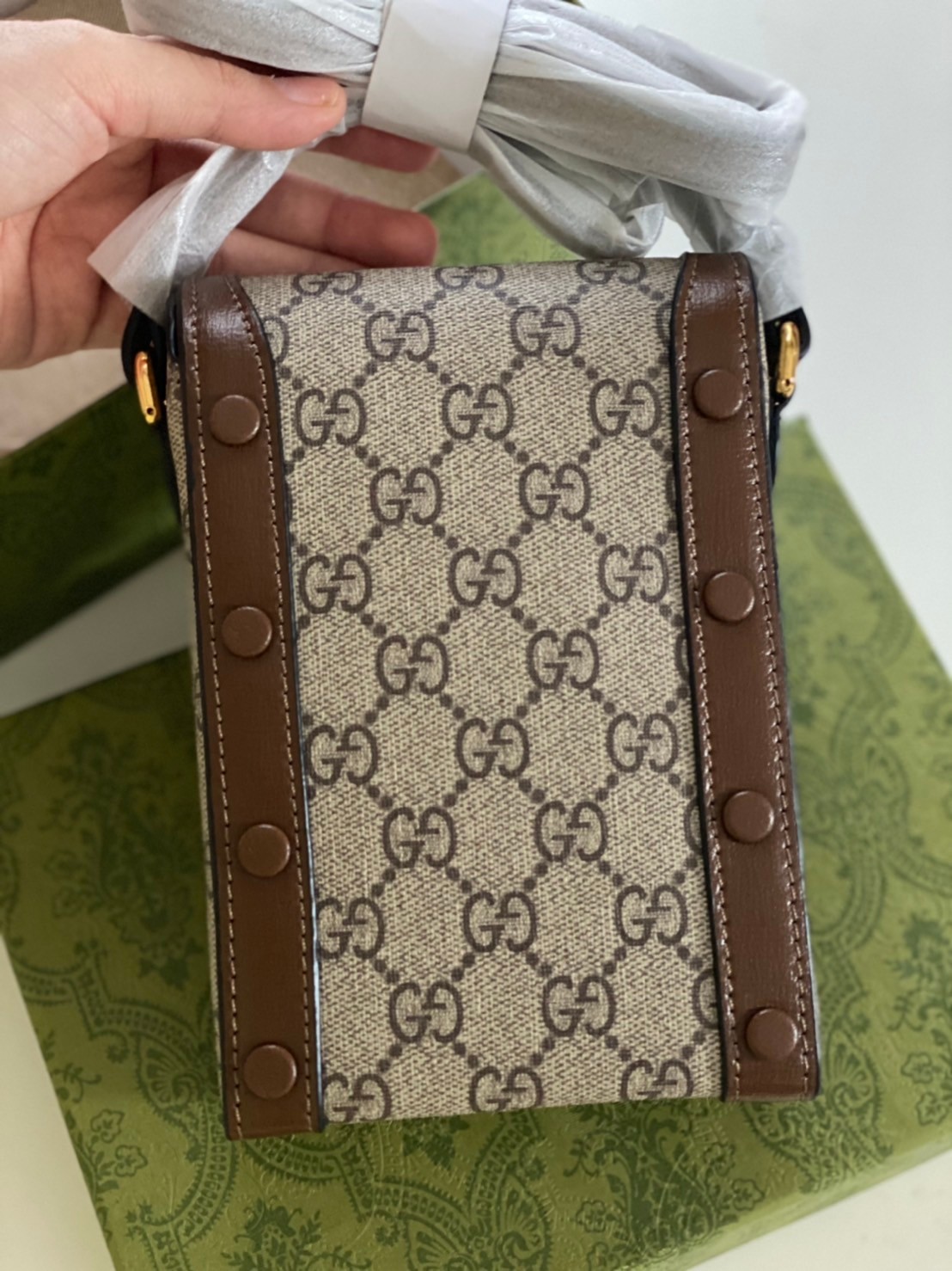 Gucci Horsebit 1955 mini bag / Gucci Phone Bag ออริจินอล รุ่นยอดฮิต ไซส์มินิ ที่ใครๆก็ต้องรู้จัก!! กับกระเป๋าขนาดมินิในรูปแบบผ้าแจ็คการ์ดสีขาวงาช้างและน้ำเงิน ได้รับแรงบันดาลใจมาจากดีไซน์ดั้งเดิม ซึ่งแอคเซสเซอรี่นี้โดดเด่นด้วยรายละเอียดดั้งเดิมที่ทันสมัยโ