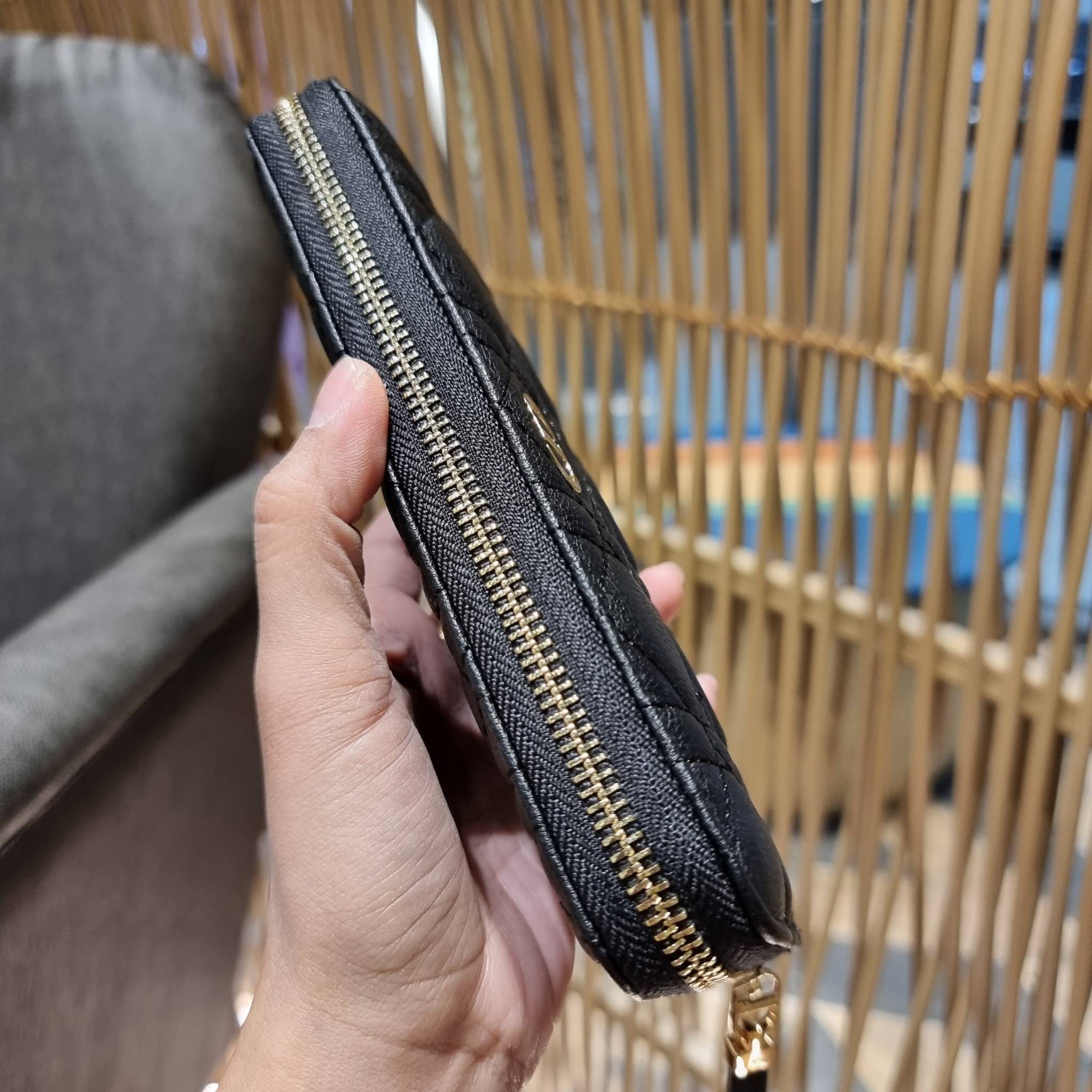 VIP 】CD LONG WALLET WITH GWP ใหม่ล่าสุด กระเป๋าสตางค์ใบยาว พิเศษจาก duty free ใบจริงสวยคม ใช้แล้วรับทรัพย์ ขับผิว วัสดุหนังแท้เต็มใบ สัมผัสดีงาม เปิด-ปิดด้วยซิปรอบ ภายในใส่บัตรได้เยอะ ใส่ธนบัตรได้เต็มที่ มีช่องซิปใส่เหรียญได้ พร้อมส่งความสวยถึงบ้านแบบครบเ