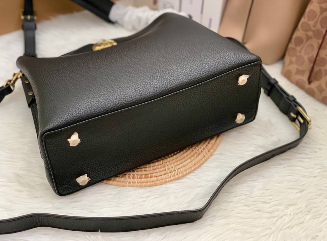 COACH WILLOW SHOULDER BAG ((C2745//C2590//C2621)) พร้อมส่งที่ไทย รุ่นแนะนำค่ะ🔥🔥 🔺กระเป๋าหิ้ว//คล้องไหล่//สะพายข้าง สุดคุ้ม! หนังแท้ชั้นดี ได้ไปหลงรักแน่นอนค่ะ หนังสวยมากๆ😘 🔺ตัวกระเป๋าแบ่งเป็นสองช่องหลัก ด้านนึงเป็นแ