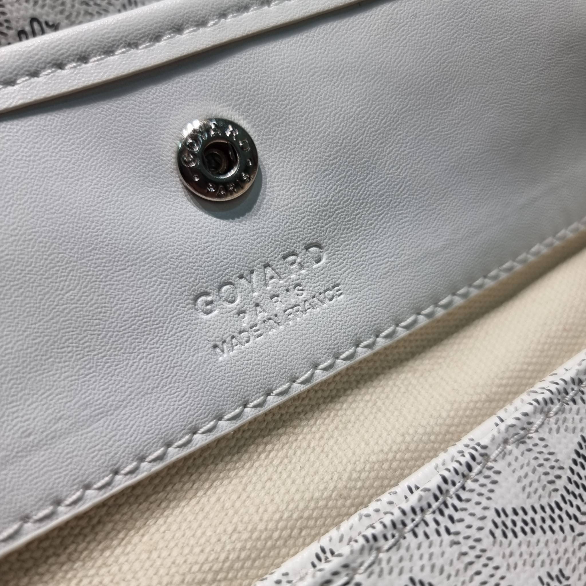 GOYARD ANJOU REVERSIBLE TOTE กระเป๋าสะพายทรงโท้ท ใบใหญ่จุใจ!! กลับด้านใช้ได้ทั้ง 2 ด้าน มาครบสีขายดี เลิศทุกสี รูปทรงคลาสสิค ดีไซน์เป็นเอกลักษณ์