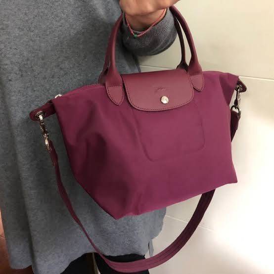 Longchamp Le Pliage Neo Size S มาพบกับกระเป๋ารุ่นยอดนิยม ที่สาวๆ ต้องมีไว้เก็บไว้สักใบ กระเป๋าโท้ทใบนี้ มาพร้อมกับสีที่มีสไตล์เรียบง่าย มีสายสะพายยาวช่วยให้คุณสามารถสะพายไหล่ได้อย่างสบาย ในขณะที่ที่ปิดแบบซิปช่วยให้คุณมั่นใจได้ว่าของด้านในมีความปลอดภัย Le 