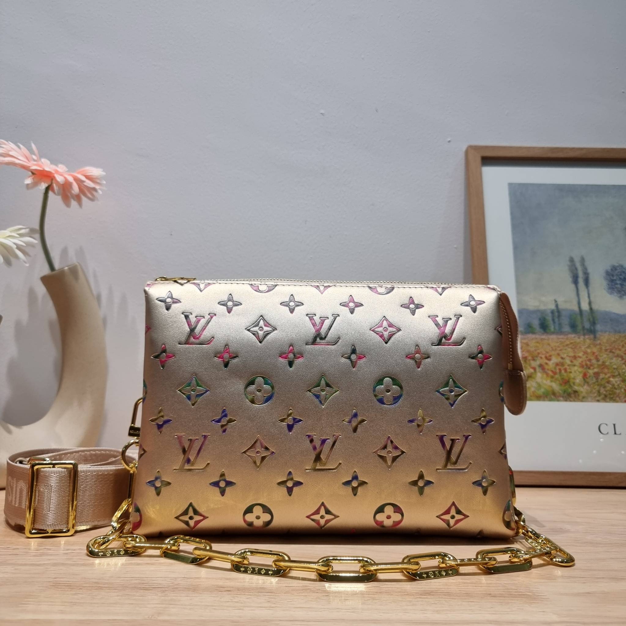 LV Coussin Bag / LV HANDLE POUCH MONOGRAM LIMITED EDITION กระเป๋าสะพายกึ่งคลัชท์ สุดล้ำ ดีไซน์ใหม่ สีลิมิเต็ดมาแรงมาก ด้วยความสวยปังตั้งแต่แรกเห็น วัสดุหนังแกะปั๊มลายสวย มาพร้อมสาย 2 เส้น เชิดๆสับๆ