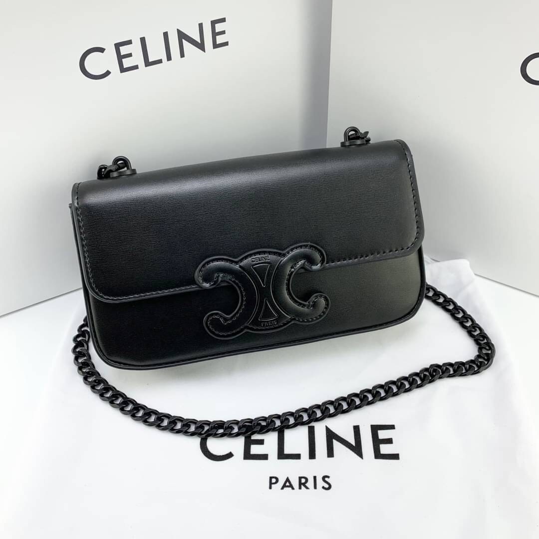 หนังแท้ CELINE CHAIN SHOULDER BAG CUIR TRIOMPHE IN SHINY CALFSKIN ANIS / CELINE TRIOMPHE SHOULDER BAG หนังแท้ทั้งใบสวยหรู แบบใหม่ล่าสุด โลโก้หนังคลาสิกที่สุดค่ะ จุของได้กำลังดี เหมาะกับสาวๆในวันที่อยากครอสบอดี้ชิลๆ ห้ามพลาดค่ะ!