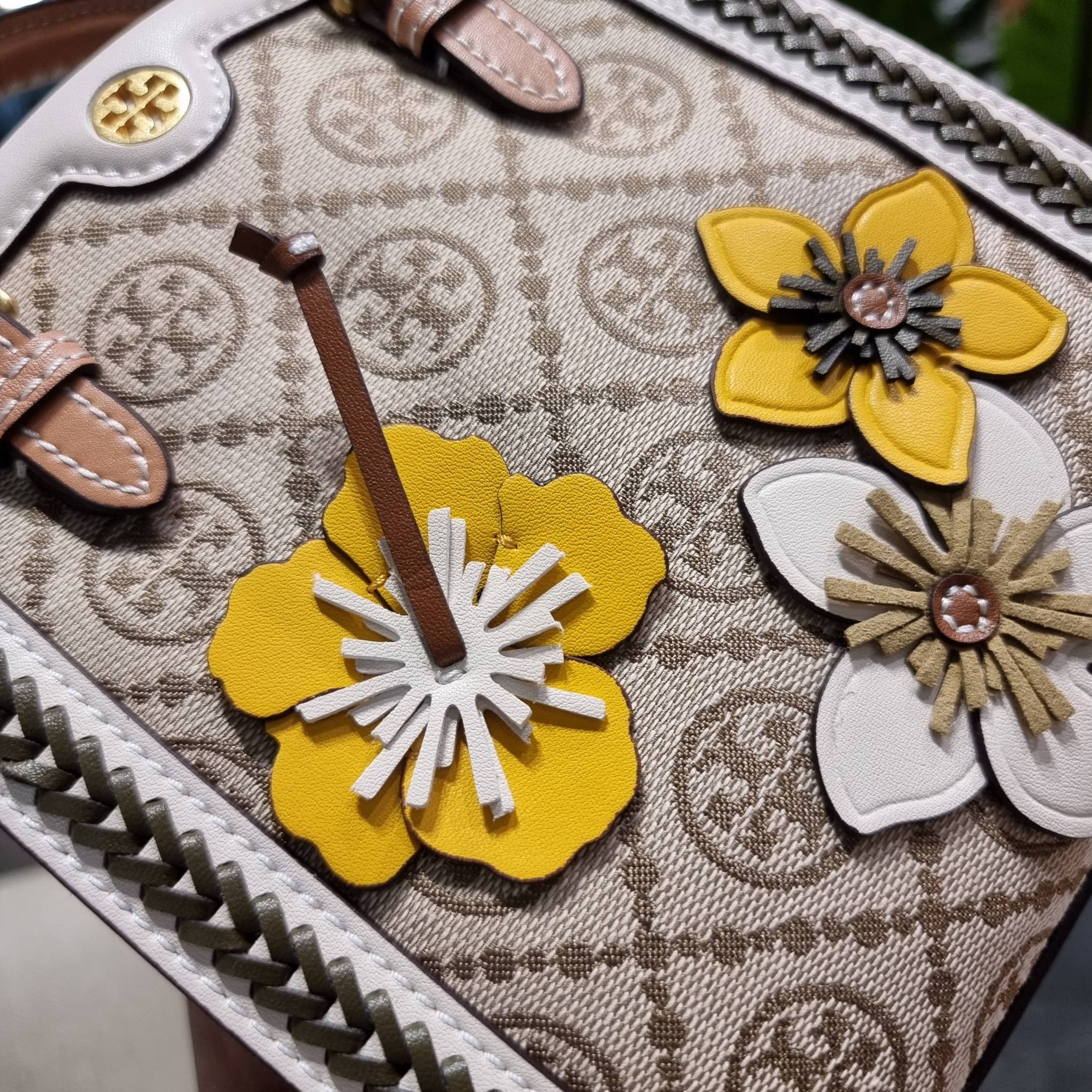 TORY BURCH T MONOGRAM BRAIDED MINI TOTE คอลเลคชั่นใหม่ พร้อมเสิร์ฟความสวยให้ถึงบ้าน!! รอบนี้จัดกระเป๋าทรงโท้ท ไซส์มินิมาให้สาวๆโดยเฉพาะ ดีไซน์ใหม่ล่าสุด สไตล์งานคราฟ มีลูกเล่นประดับดอกไม้กับตัวกระเป๋า วัสดุผ้า jacquard ตัดสลับหนังแท้ หูจับและขอบกระเป๋าตกแ