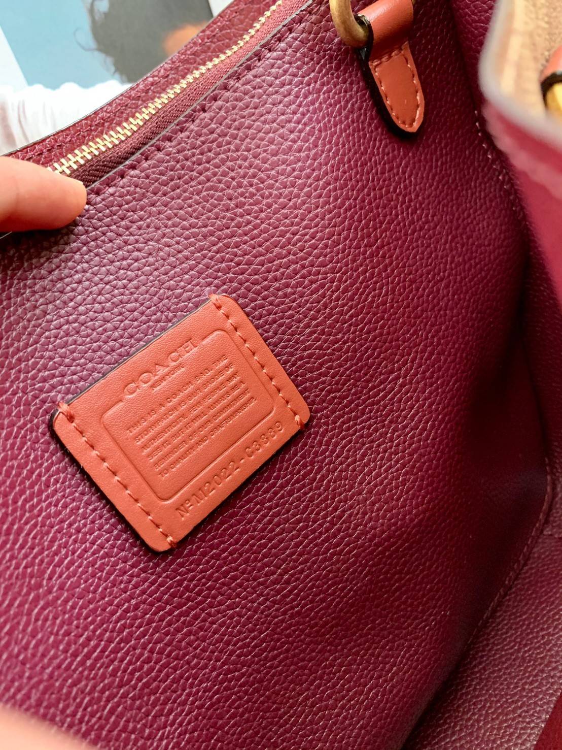 COACH C3889 TYLER CARRYALL 28 IN SIGNATURE CANVAS ((C3460//C3889)) รุ่นยอดฮิตที่สาวๆหลายคนเรียกร้อง กับกระเป๋าถือ/สะพายทรงสวย ที่มาพร้อมสายสะพายไหล่ในตัว และสายครอสบอดี้สำหรับสะพายข้าง ตัวกระเป๋าถูกแบ่งเป็นสัดส่วนสวยงาม มีช่องซิปกลางที่ใหญ่พอสมควร และยังม