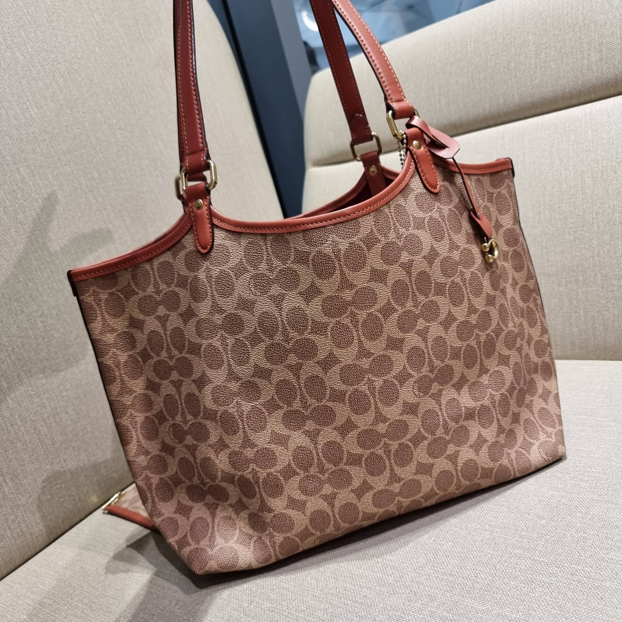 COACH C6336 DAY TOTE IN SIGNATURE CANVAS ใหม่ล่าสุด กับกระเป๋าทรงโท้ทใบใหญ่ สวยสะกดสายตา ด้วยดีไซน์ที่ดูเรียบง่าย แต่แฝงไปด้วยดีเทลเล็กๆ ที่เสริมให้ไอเท็มนี้ดูแพง พิเศษ กระเป๋าลูกใบเล็กอีกหนึ่งใบ พกติดกับกระเป๋า หรือจะเอาไปแยกใช้ก็ได้ วัสดุหนังแคนวาส สลับ