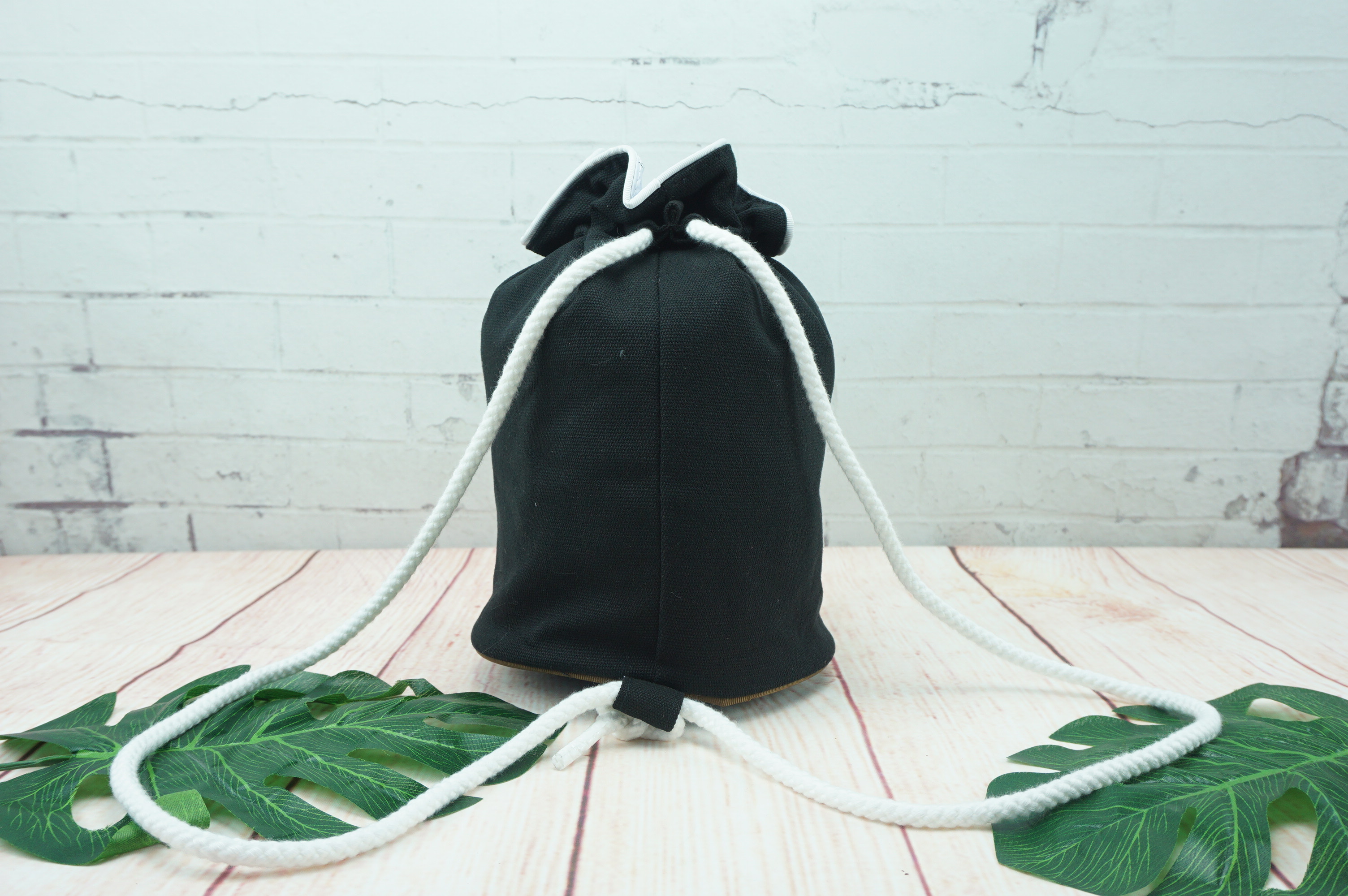 Must Have! CHANEL VIP BEAUTE AUTHENTIC CANVAS DUFFLE BAG VIP Gift With Purchase รุ่น Limited Edition จาก Chanel Beaute ของแท้นำเข้าจากเคาเตอร์ต่างประเทศ วัสดุ Canvas เนื้อหนาภายในบุด้วย 100% Polyester สกรีนโลโก้แบรนด์ เปิดปิดแบบ Drawstring ใส่ ipad mini เ