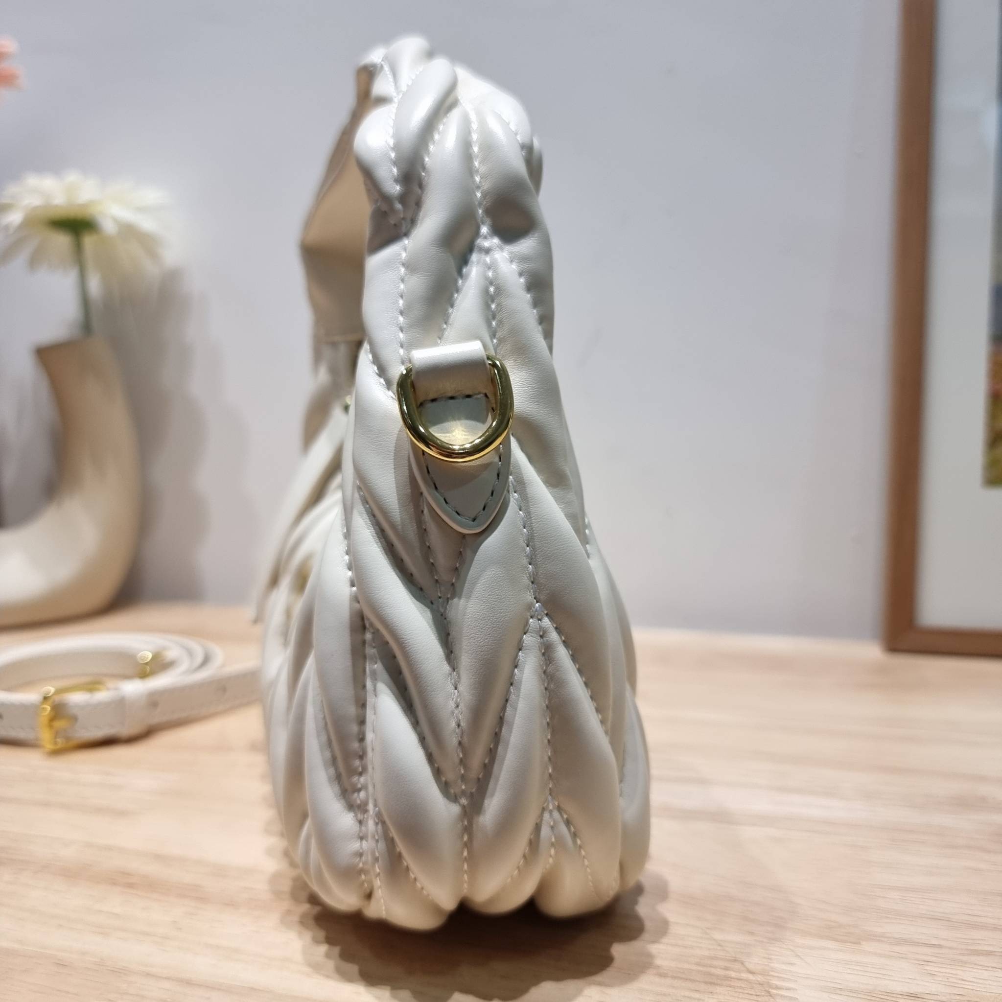 MIU MIU WANDER MATELASSÉ MINI HOBO BAG ไอเท็มสับๆอีกหนึ่ง ที่ต้องมีใช้ได้แล้ว กับกระเป๋าถือ/สะพาย ทรงโฮโบ คิ้วท์สุด ปังสุด ตัวแม่ อินฟลู ดาราเค้าใช้กันเพียบ