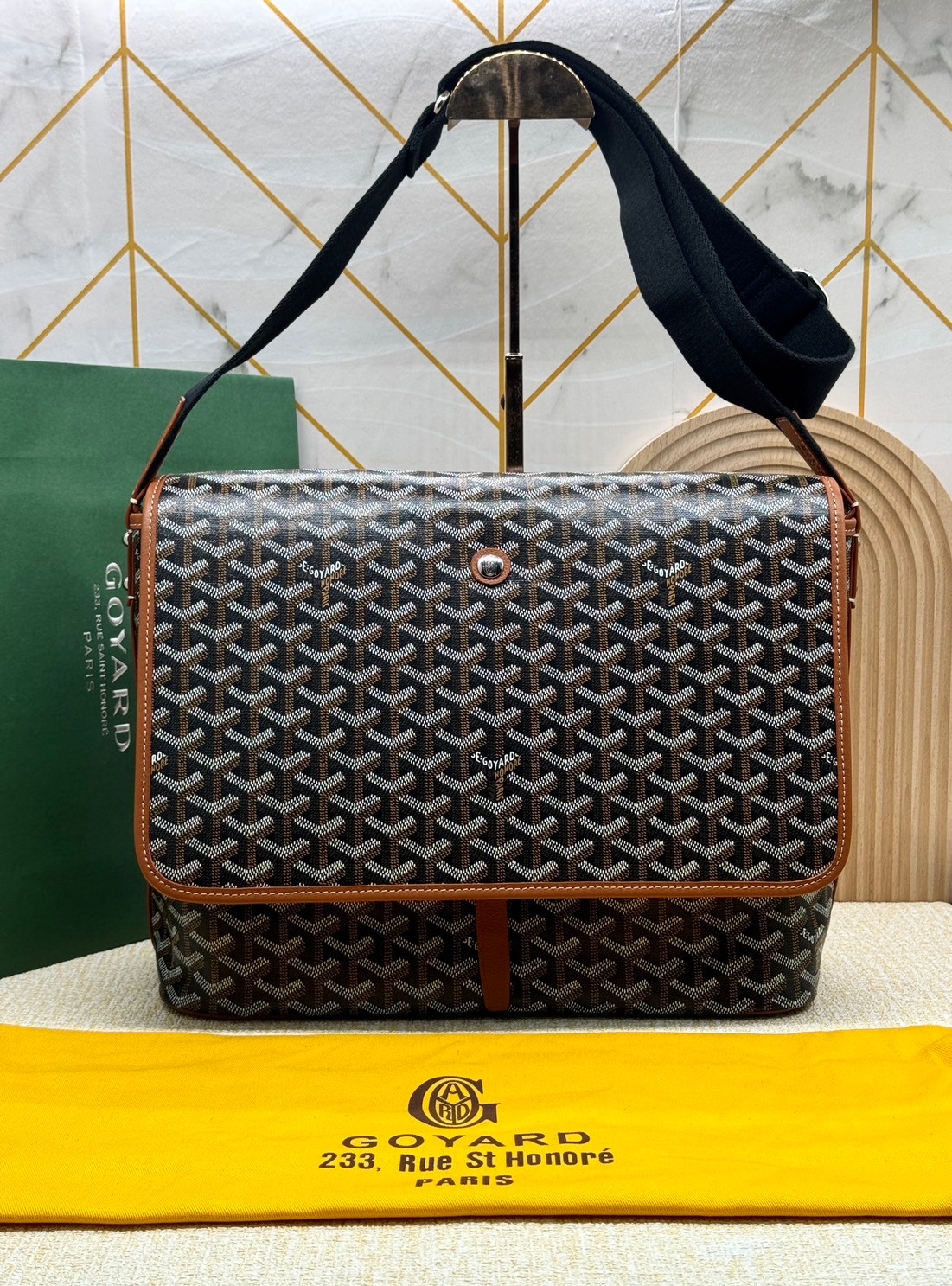 GOYARD Capetien MM Messenger Bag กระเป๋าแมสเซ็นเจอร์ใบใหญ่ ที่สุดของความหรู ตอบโจทย์การใช้งานจุของได้เยอะ เอกสาร แทปเล็ต พร้อมสายสะพาย ใช้งานง่าย ใบจริงสวยงามตามรูปค่ะ