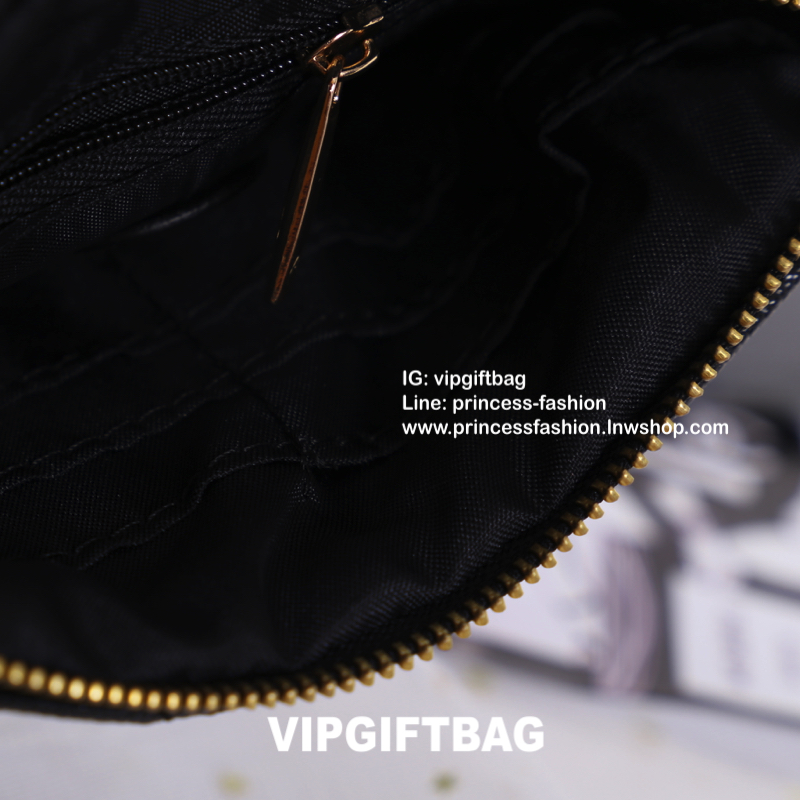 Chanel VIP Gift Coin Keychain Wallet สินค้าใหม่ สวยหรู น่าใช้ฝุดๆ กับสินค้าสมนาคุณ VIP Gift ดีเทลสวยโดดเด่น วัสดุหนังลายคาร์เวีย แต่งลายตารางรอบใบ เปิดปิดด้วยซิป หัวซิปอะไหล่โลโก้แบรนด์ มาพร้อมสายคล้องมือโซ่ร้อยหนัง รุ่นนี้ขนาดกำลังดี พกพาสะดวกมาก สามารถใ