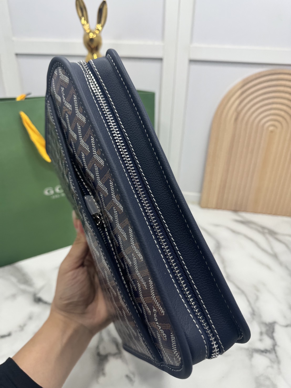 ORI หนังแท้ | Goyard Jouvence MM Toiletry Bag / Goyard Clutch bag กระเป๋าทรงคลัชกะทัดรัด เหมาะสำหรับการเก็บของในแนวตั้งและป้องกันการหกหรือรั่วไหล แคนวาสทำความสะอาดง่าย