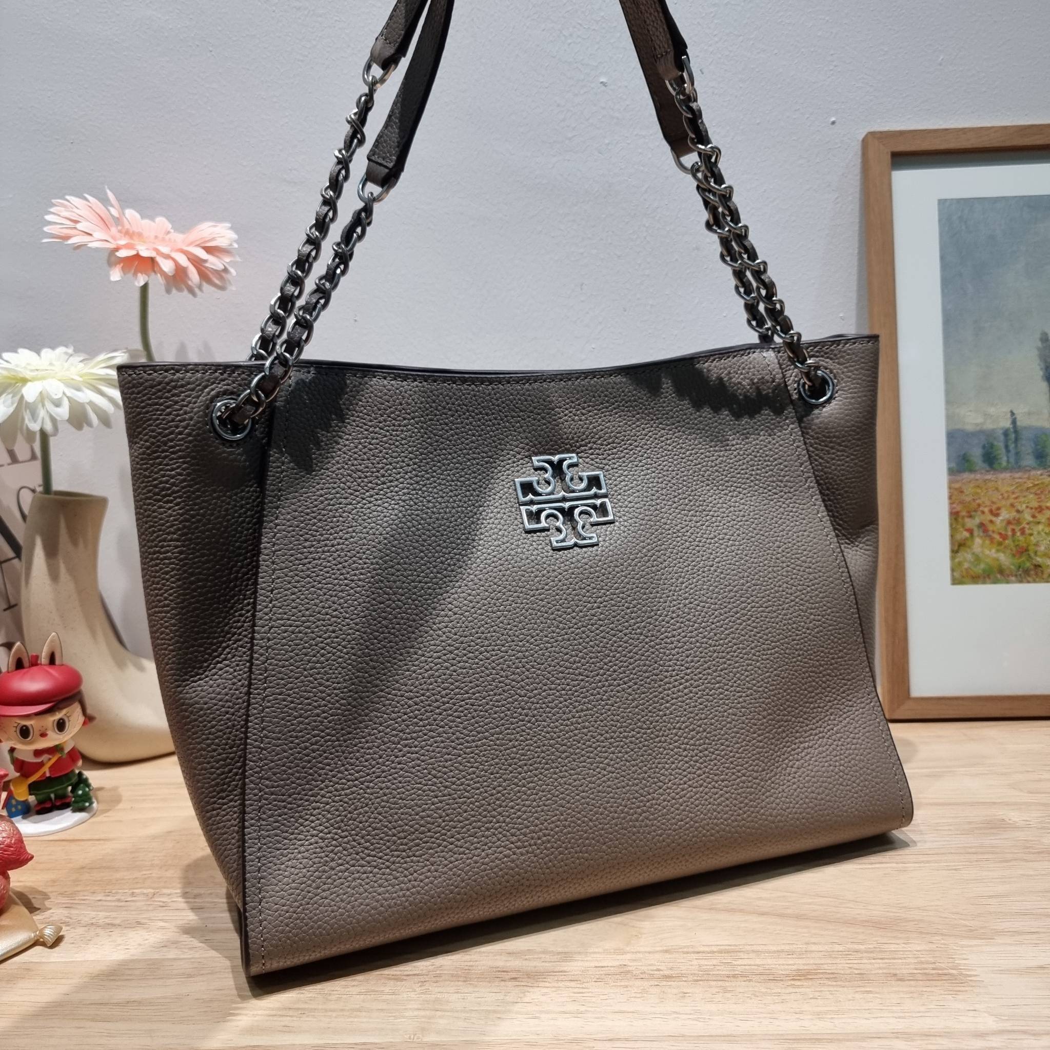 TORY BURCH BRITTEN SMALL SLOUCHY TOTE / TORY TOTE BAG / TORY BAG พร้อมส่ง กระเป๋าสะพายตัวแม่ รุ่น top ที่สวยดูแพง ใช้งานสะดวกมาก ดีไซน์ออกมาได้เรียบหรู ผู้ดี