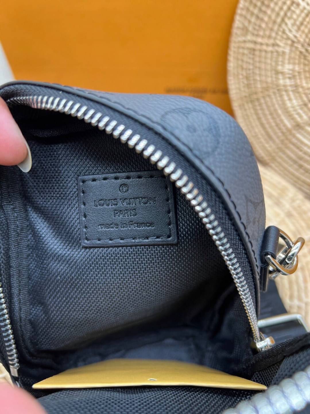 LV Double Phone Pouch NM / LV Phone bag Monogram Eclipse Reverse coated canvas เกรดออริจินอล ใช้ได้ทั้งผู้หญิงผู้ชาย พร้อมส่งที่ไทย ภาพสินค้าถ่ายจากงานขายจริง ใช้งานต่างประเทศได้