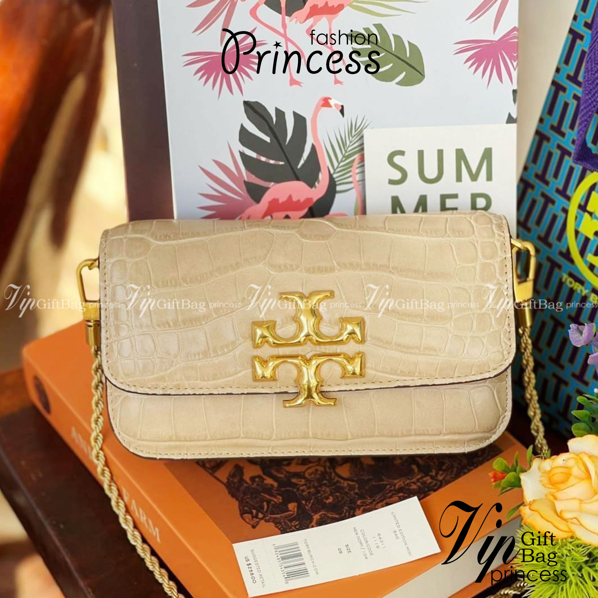 Tory Burch Eleanor Crocodile-Embossed Phone Crossbody Bag จุดเด่นของรุ่นนี้คือดีไซน์ออกมาในสไตล์คลาสสิกที่มาพร้อมกับฮาร์ดแวร์ที่ทำจากวัสดุทองเหลืองและสายสะพายโซ่เกลียวสีทอง ซึ่งการออกแบบได้รับแรงบันดาลใจมาจากเครื่องประดับ รูปทรงกะทัดรัดจึงสามารถสะพายใช้งา