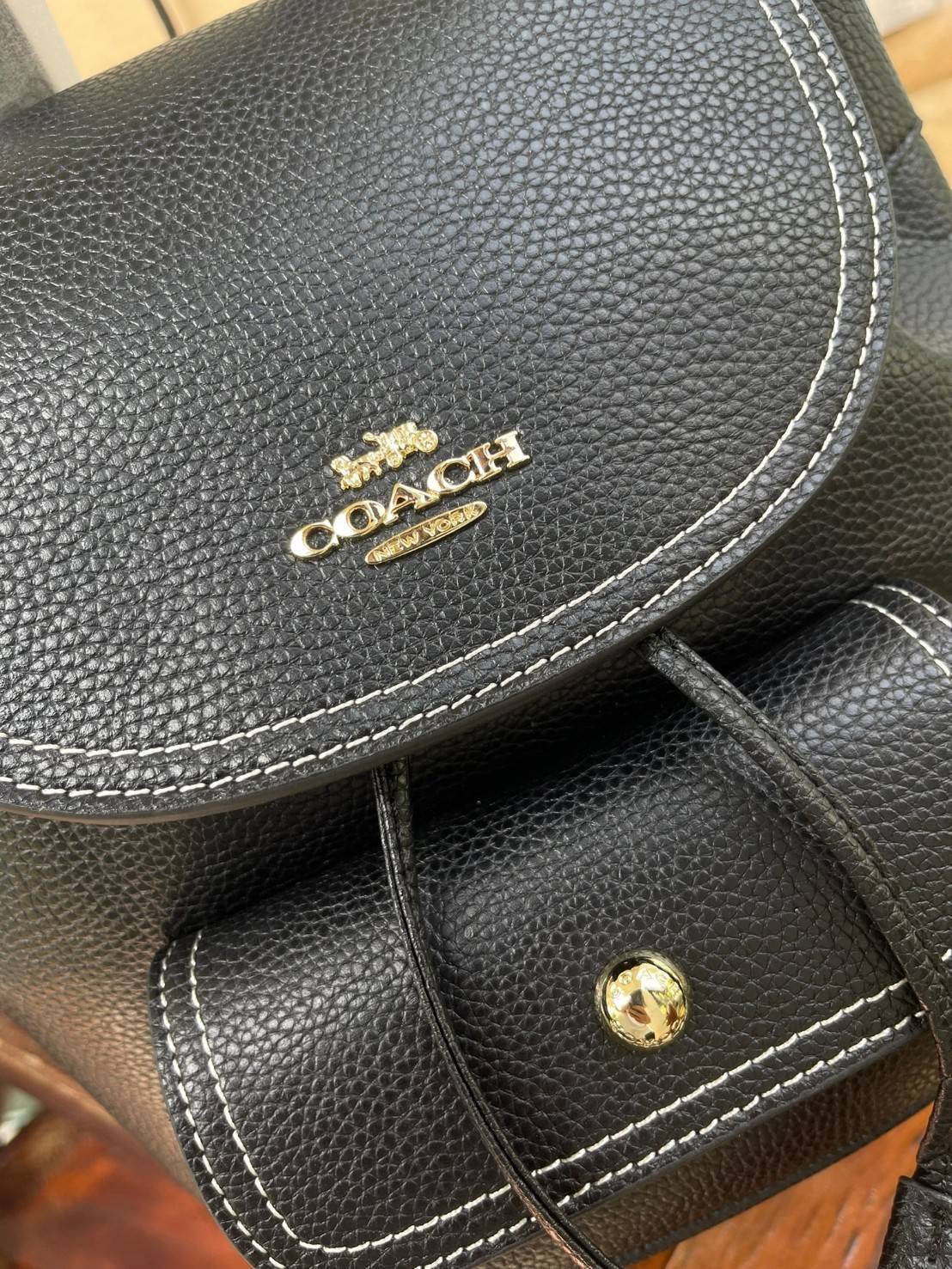 COACH PENNIE BACKPACK 22 IN SIGNATURE CANVAS(C4120) เป็นกระเป๋าอีกประเภทหนึ่งที่ Coach ผลิตและออกแบบได้อย่างมีเอกลักษณ์ สาว ๆ คนไหนที่ชอบพกของเยอะและต้องการกระเป๋าที่ให้ความคล่องตัว ทะมัดทะแมง ต้องเป็นกระเป๋าเป้แบบนี้เลยค่ะ แม้จะให้ลุคที่ทะมัดทะแมง แต่ก็ม