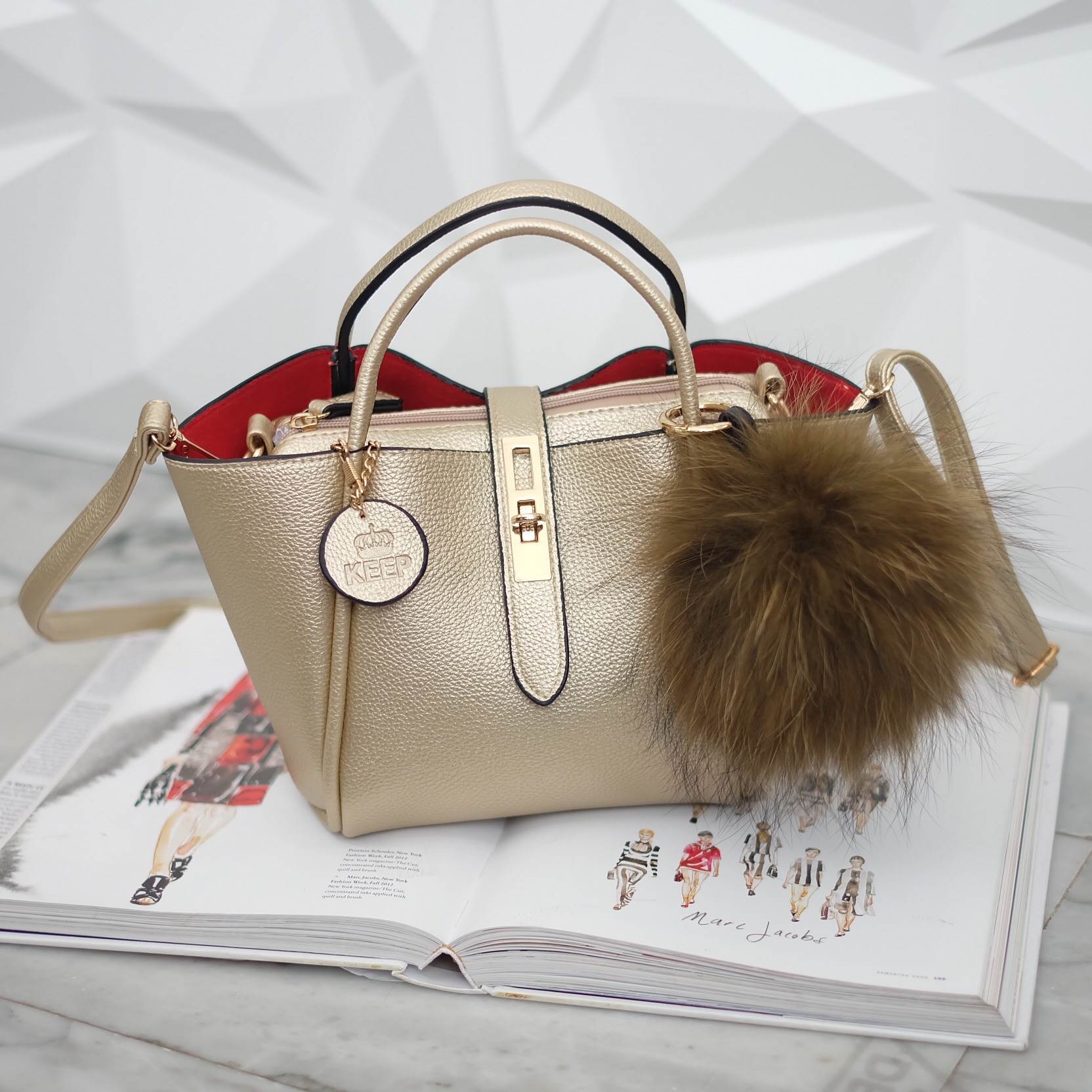 โฉมใหม่ ไฉไลกว่าเดิม 🌈everyday keep handbag 👑สวย หรู เวอร์วัง อีกแล้วค่า 👍 กระเป๋า ถือ//สะพายข้าง หนังสวยๆ มาพร้อมพวงกุญแจ ปอมปอม ฟรุ้งฟริ้ง ขนเฟอร์แท้ ยิ่งใช้ยิ่งฟูสวย น่ารักมาก เข้ากับกระเป๋าคะอย่างดี กระเป๋า เนื้อนิ่มหนา อยู่ทรง