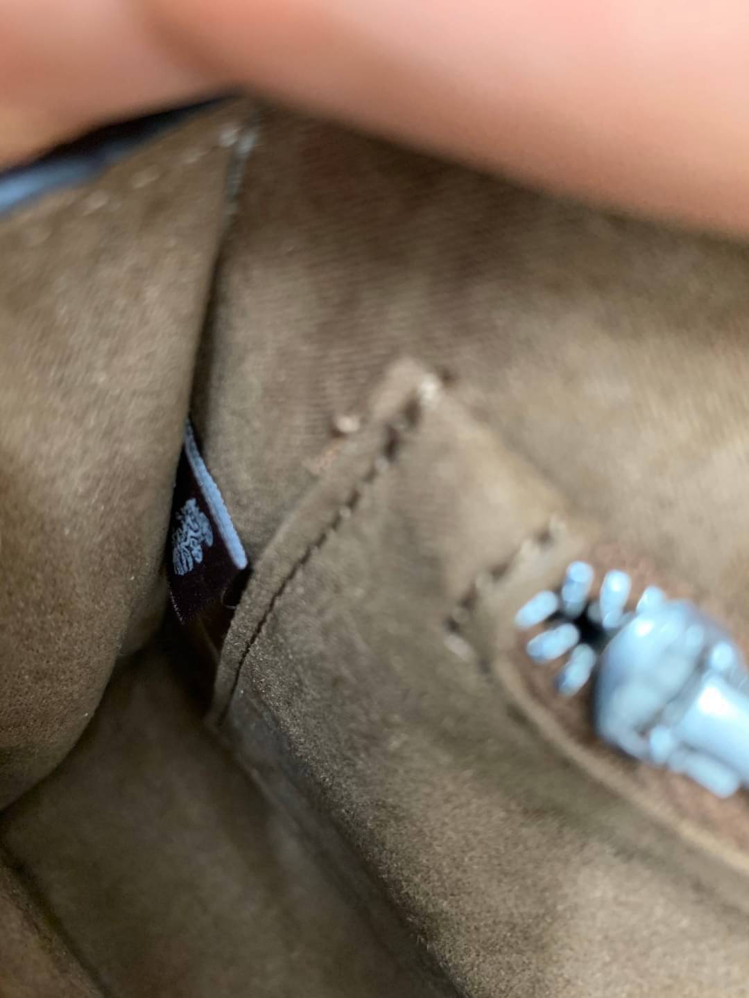 OUTLET 】COACH TABBY TOP HANDLE 20 LEATHER BAG หรูหรามากๆค่ะ สินค้าแนะนำ!! กระเป๋าถือ//สะพายข้างได้ วัสดุหนังแท้อย่างดี หนึ่งใบทำหนัง2แบบได้อย่างลงตัว สวยงาม มีอะไหล่ตัวC ใหญ่ด้านหน้าโดดเด่นหรูมากๆค่ะ 🔺เปิดปิดแบบกดล็อค ภายในมี2ช่องสำหรับใส่ของ สามา