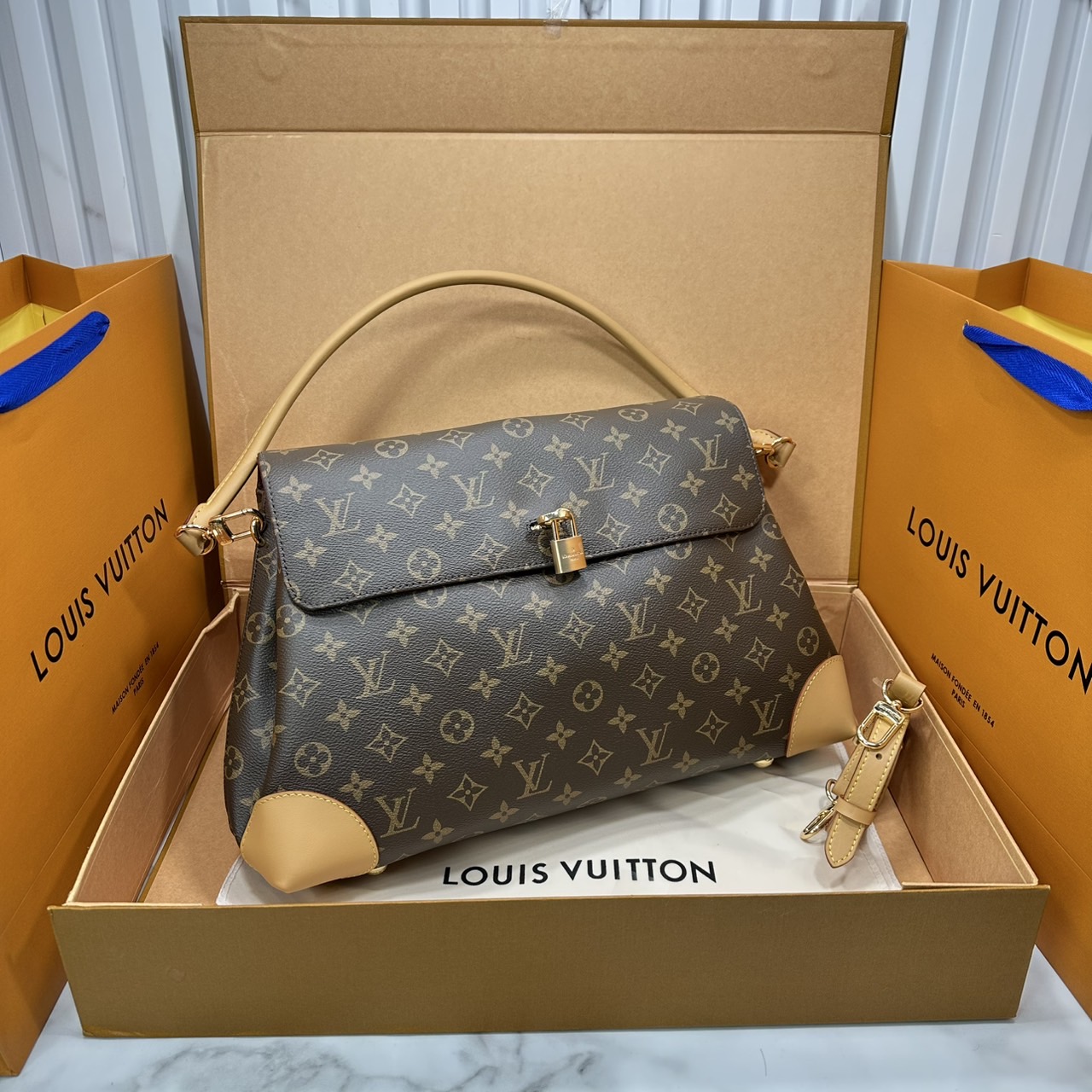 ORI หนังแท้ | LV Hide Away MM Hobo Bag กระเป๋าสะพายทรงสวยหรูสำหรับใส่ทำงานหรือใส่เที่ยวพักผ่อน ผสานดีไซน์เรียบหรูเข้ากับเอกลักษณ์เฉพาะตัวของ Louis Vuitton ผลิตจากผ้าแคนวาสเคลือบลายโมโนแกรม
