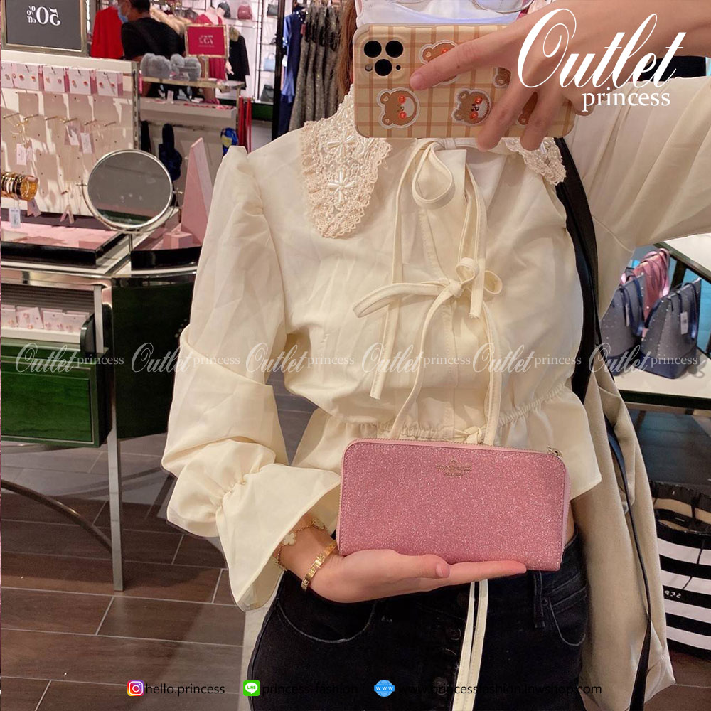 KATE SPADE JOELEY LONG WALLET กระเป๋าสตางค์ใบยาวรุ่นใหม่ล่าสุดหนัง Saffiano สไตล์ PRADA สวยน่าใช้ตัวเนื้อกระเป๋าตกแต่งด้วยกลิทเตอร์ทั้งใบ สวยหรู ภายในมีช่องซิป1ช่อง และช่องใส่บัตรหลายช่อง ใส่เหรียญ บัตรได้เยอะ ตัวจริงสวยน่าใช้มากค่ะ