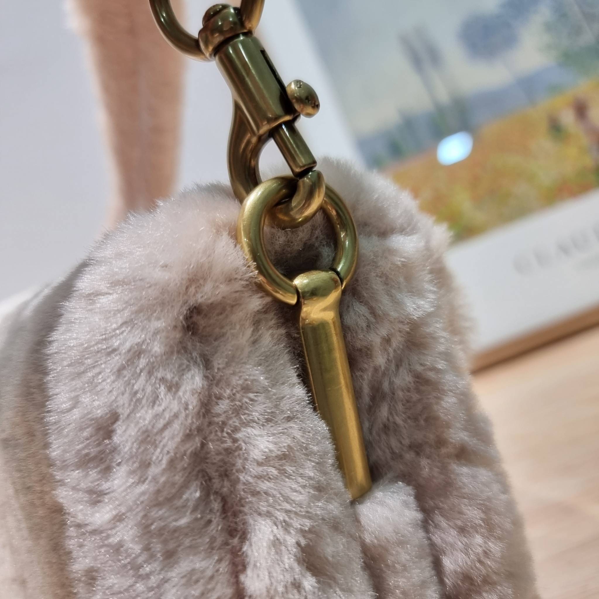 Coach pillow tabby shoulder bag 26 in shearling / COACH LEATHER COVERED C CLOSURE CC445 ใหม่ล่าสุดต้อนรับฤดูหนาว กับคอลเลคชั่นคุณหนู กระเป๋าสะพายไหล่ ดีไซน์วินเทจย้อนยุคตกแต่งขนรอบใบนุ่มฟู สวยลูกคุณมาก!! เปิด-ปิดด้วยกระดุมแม่เหล็ก รับรองแน่นหนา ภายในเป็นช