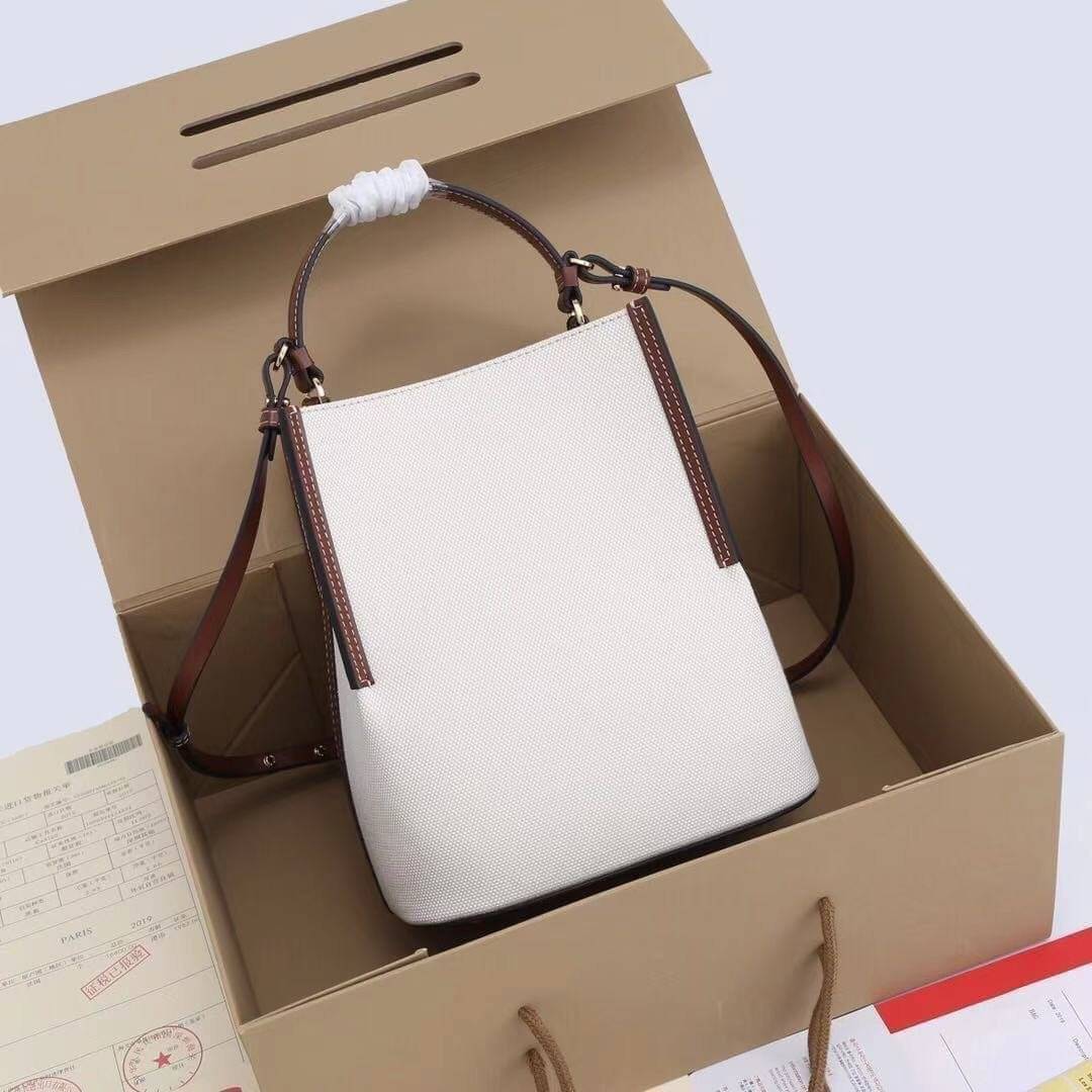 หนังแท้ BURBERRY FRAGRANCES CROSSBODY BUCKET BAG วัสดุ Canvas & Leather สวยหรูอยู่ทรงมาพร้อมกระเป๋าคลัชใบเล็กสีน้ำตาลเข้าชุด ภายในโล่งกว้างและจุ สามารถใส่กล้อง มือถือ ของใช้ได้เยอะ มือจับหนังแข็งแรงหิ้วถนัดมือพร้อมสายสะพายหนังยาวปรับระดับได้ อะไหล่แบรนด์ส