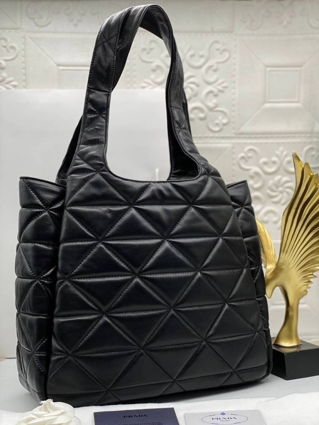 Medium PRADA nappa-leather tote bag with topstitching / PRADA Tote Bag กระเป๋าทรงโท้ท ภายในโล่งกว้าง มีหูจับในตัว ใส่สัมภาระได้เยอะจุใจ พร้อมส่งที่ไทยสวยน่าใช้มากห้ามพลาด!