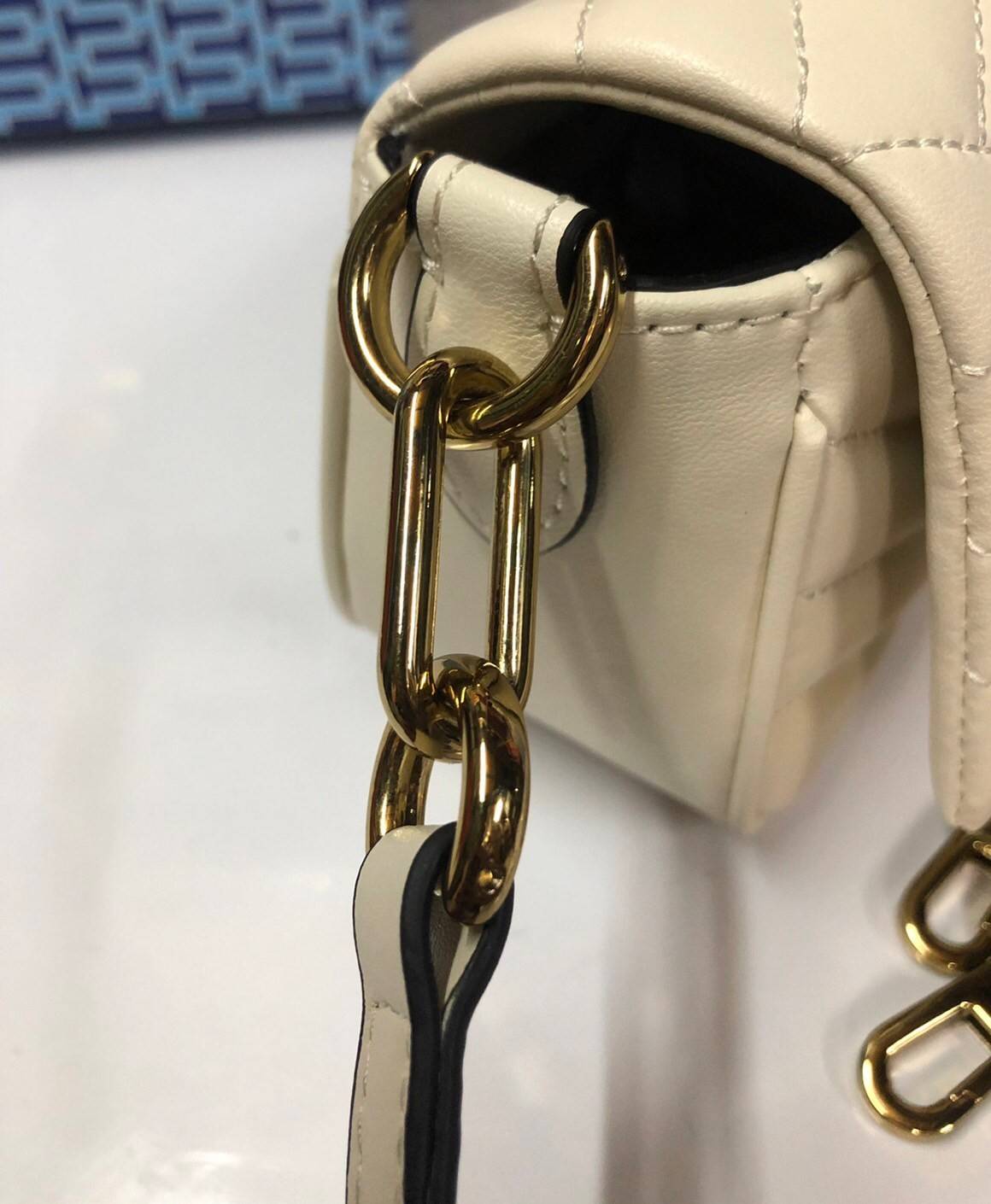 TORY BURCH KIRA CHEVRON SMALL FLAP SHOULDER BAG รุ่นใหม่ พร้อมสีใหม่ มาให้จับจองแบบไม่ต้องรอพรีฯ กระเป๋าสะพาย ขนาดกะทัดรัด ไซส์สะพายคล่องตัว หรือจะคล้องไหล่ หรูๆ ลูกคุณหนูไปอีก สีผู้ดีมากๆ ดีไซน์รูปทรงคลาสสิคเฉพาะตัว วัสดุหนังแกะ สัมผัสนิ่ม เปิด-ปิดด้วยกร