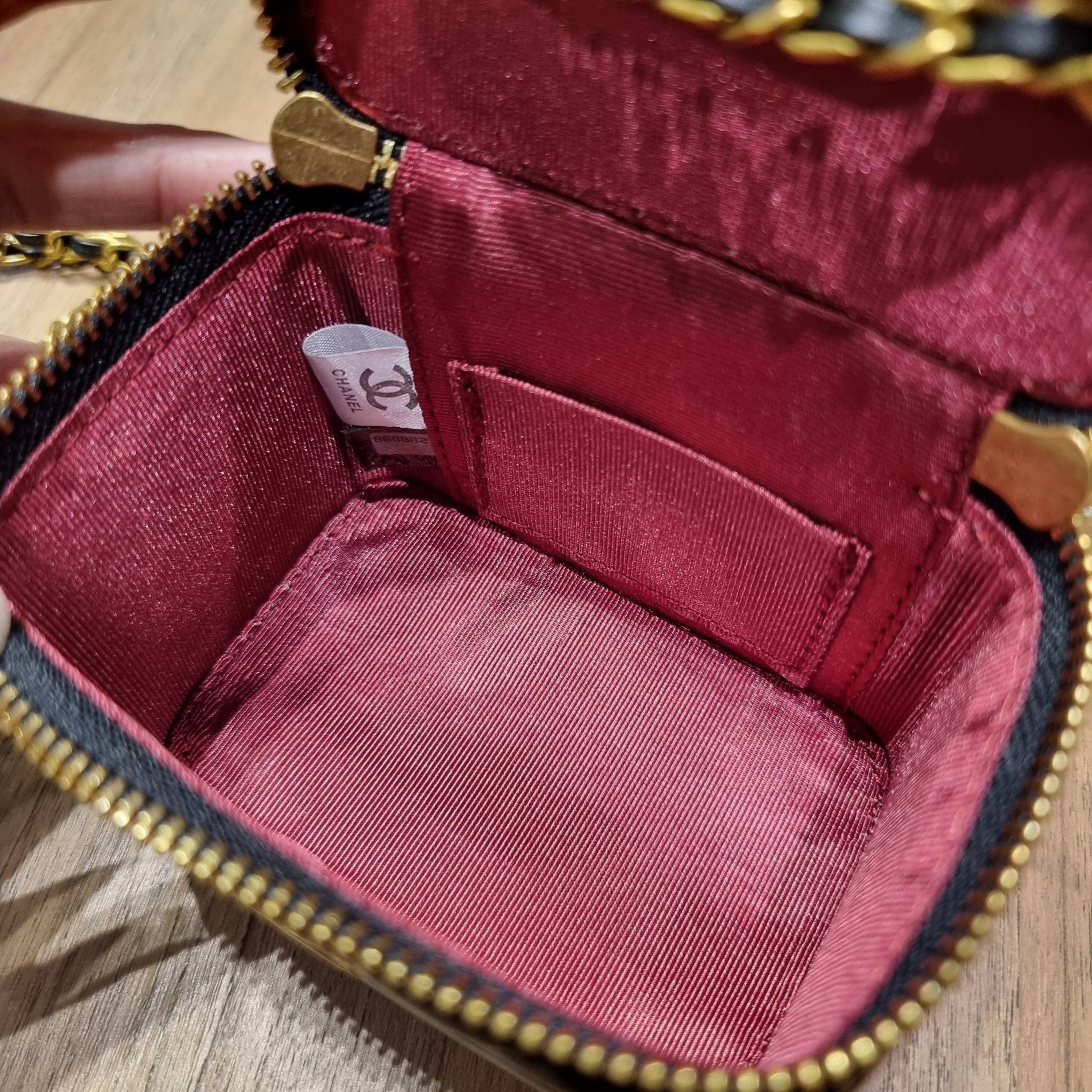 VIP 🥂 เซ็ทคือที่สุดของความคุ้ม CHANEL GIFT BOX SET สุดหรูชวนให้สะสม สุดยอดไอเท็มหายากพร้อมเสิร์ฟครบชุด สุดคุ้ม มาพร้อมกระเป๋าสะพายถึง 2 ใบ สุดหรูลิมิเต็ด จับคู่รุ่นยอดฮิต และที่พิเศษยังมีน้ำหอมตัวท็อปมาให้อีก chanel no.5 ที่แสนจะเย้ายวน ในขนาด 7.5