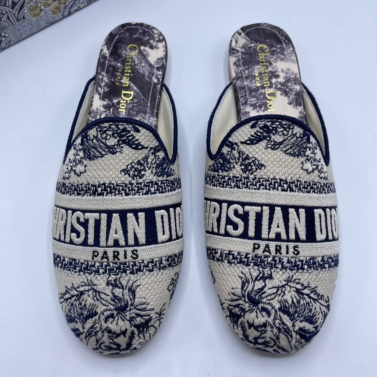 DIOR GRANVILLE ESPADRILLE SS21 Oblique Embroidered Cotton รองเท้าที่เป็นเอกลักษณ์ ที่สุดแห่งความหรูหราที่ใช้งานได้ทุกวัน ตัดเย็บจากผ้าฝ้ายปักลาย ประดับด้วยรายละเอียดสวยงาม งานเกรดออริจินอล 1:1 เหมือนที่สุด มีเลข Code ภาพสินค้าถ่ายจากงานขายจริง ไม่โป๊ะแตกแ