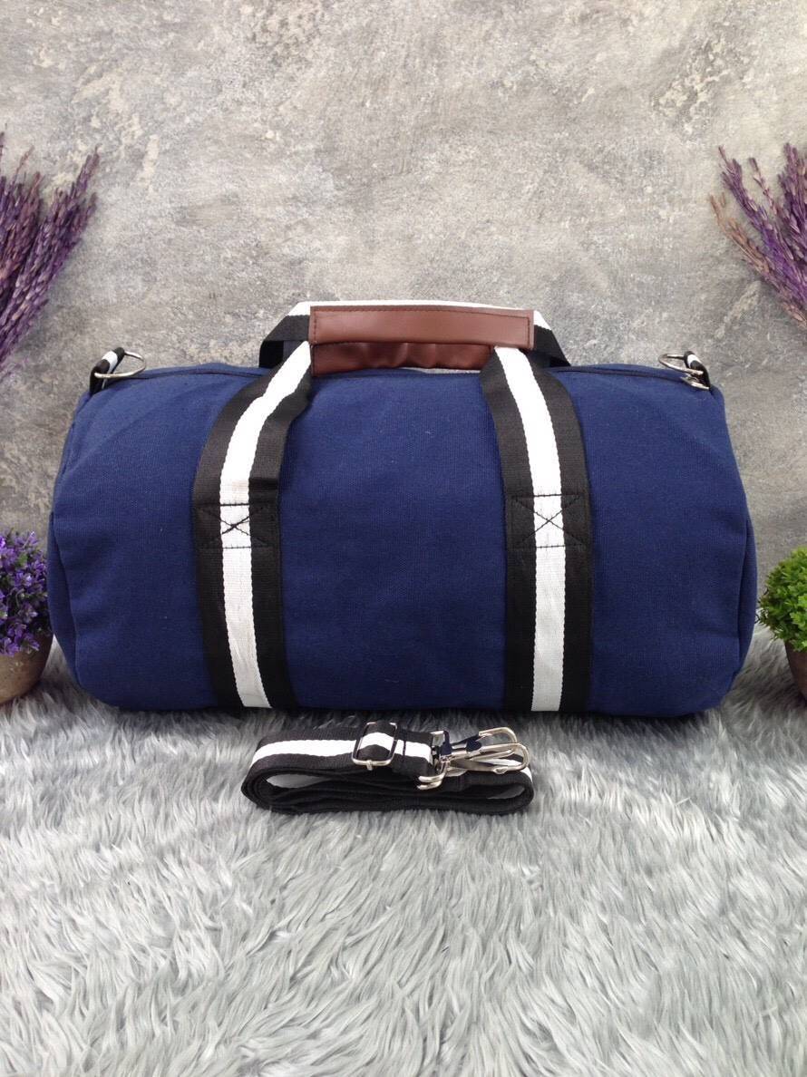 Adidas Travel Canvas Bag กระเป๋าเดินทางทรงหมอน ดีไซน์ sport วัสดุ canvas ด้านหน้าสกรีนแบรนด์ น้ำหนักเบา หูหิ้วมีหนังจับถนัดมือ ซิปแบรนด์ ช่องหลักเปิดปิดด้วยซิป ภายในกว้างใส่เสื้อผ้าได้ มีช่องเล็ก มาพร้อมสายยาว ถอด ปรับได้ค่ะ