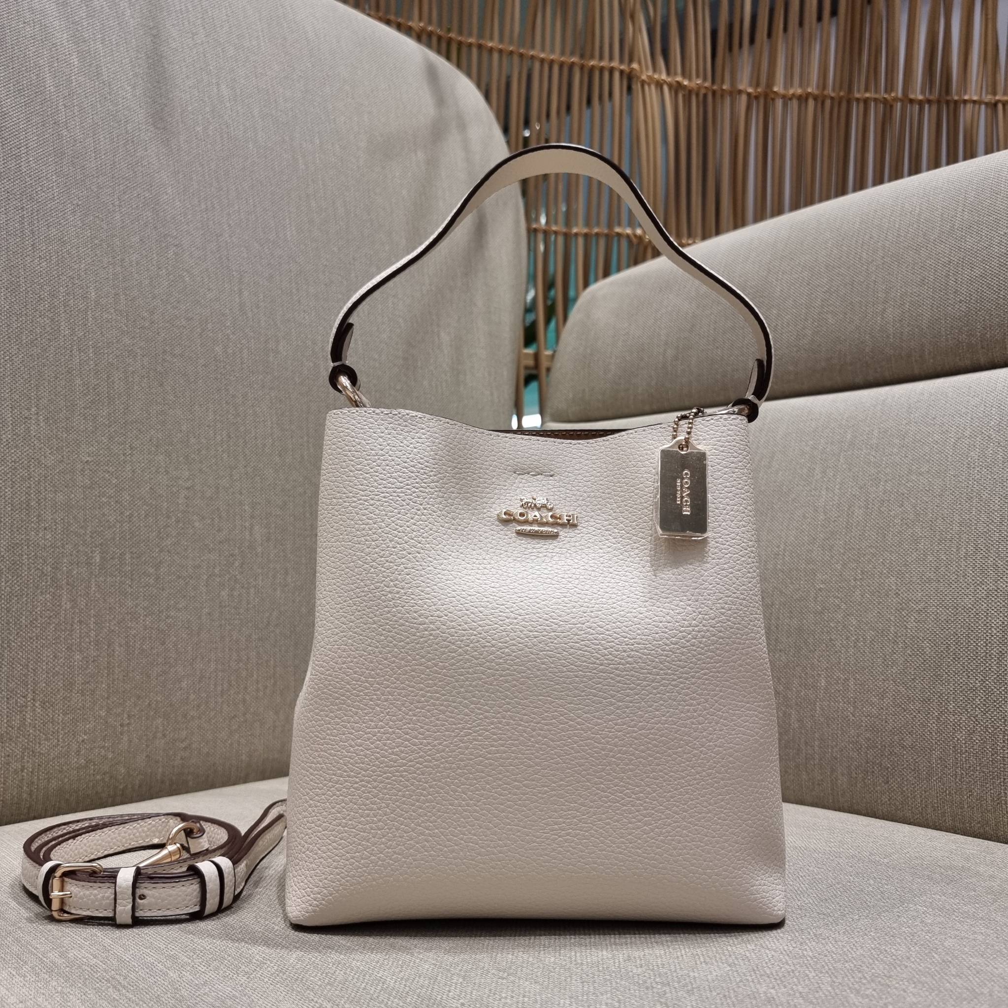 COACH 1011 SMALL TOWN BUCKET BAG รุ่นยอดนิยมใบเล็ก กระเป๋าทรงบัคเก็ต สีคลาสสิคเรียบหรู ตัดกับโลโก้สีทองดูโดดเด่น วัสดุหนัง pepble สวยคมทุกมุมจริงๆ!! เปิด-ปิดด้วยกระดุมแม่เหล็กทั้ง 2 ฝั่ง ภายในเป็นช่องโล่ง มาพร้อมสายสะพายปรับได้ตามตัว ขนาดใบนี้กำลังสวย สะพ