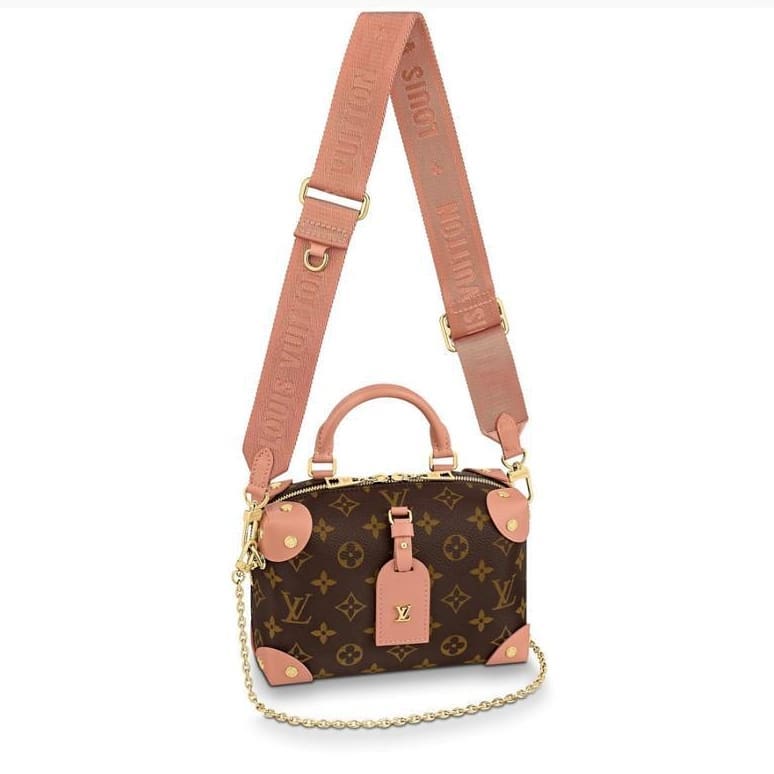 VIP 】LV Louis Vuitton Petite Malle Souple Bag กระเป๋าสะพายทรงหมอนมินิสวยน่าใช้มากค่ะ ขนาดกำลังน่ารักเลยค่ะ ภายในโล่งกว้าง ใส่ของได้เยอะน้าา งานซิปกลางเก็บของได้อย่างมิดชิด หนังลายโมโนแกรม มาพร้อมสายสะพายยาว 2 สาย ถอดออกถือได้ ไอเท็มน่ารักขนาดนี้ ไม่มีได้ไ