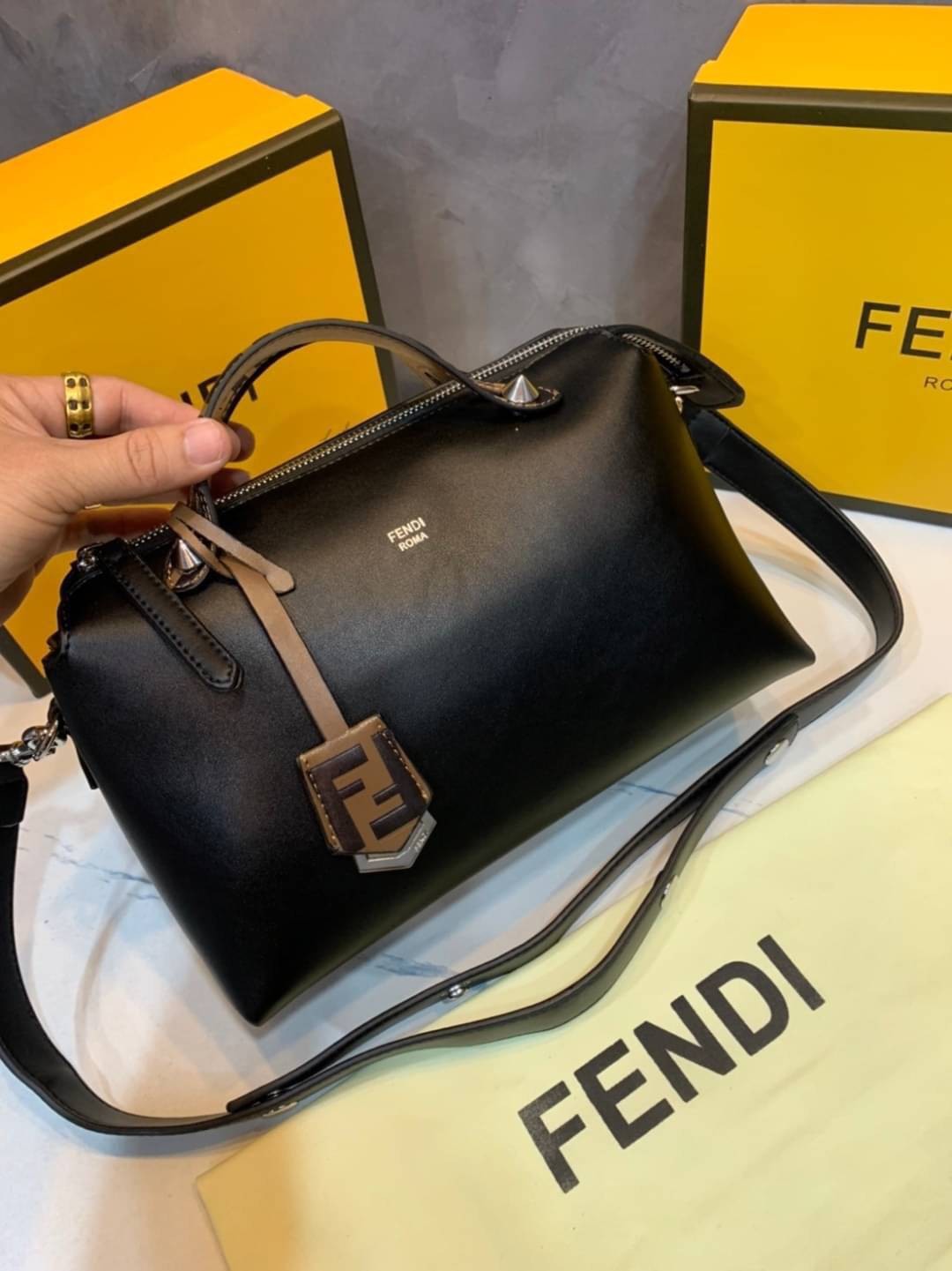 FENDI By The Way tote น้องงกลับมาแล้วว ใครรออยู่ห้ามพลาดจร้าา สวยๆอย่างนี้อดใจยังไงไหว!! กระเป๋ารุ่นที่ไม่ว่าจะใช้แบบหิ้วหรือสะพายข้างก็สวยทุกลุค แถมแมทกับชุดได้ง่าย เหมาะกับทุกๆวัน สินค้าพร้อมส่ง มีจำนวนจำกัด