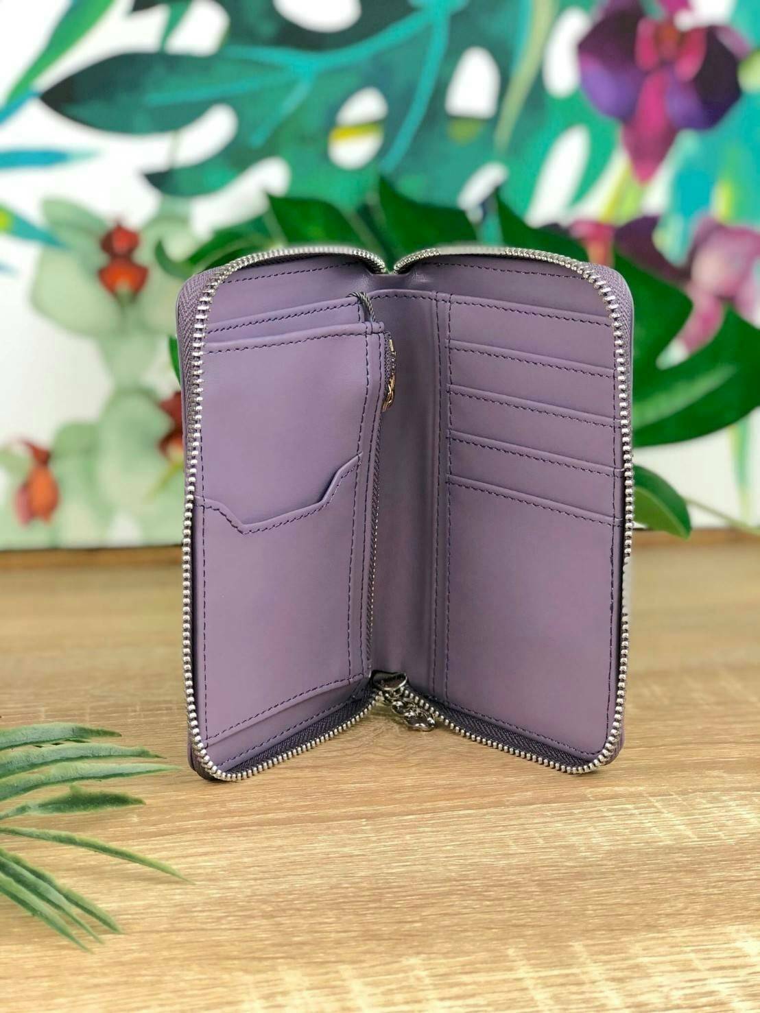 CHARLES & KEITH CHAIN ZIP WALLET กระเป๋าเงินซิปรอบใบกลาง หนังขึ้นลายสวยงาม ด้านหน้าปั๊มโลโก้แบรนด์ มีจุดเด่นที่ซิปเป็นห่วงโซ่เล็กๆน่ารัก ด้านในมีช่องซิปใส่เหรียญ ช่องบัตร 4 ใบและช่องใส่ธนบัตรตามยาว ใส่แบงค์พันได้ตามยาวเลยค่า ไว้ใช้กับกระเป๋าใบเล็กเหมาะมาก