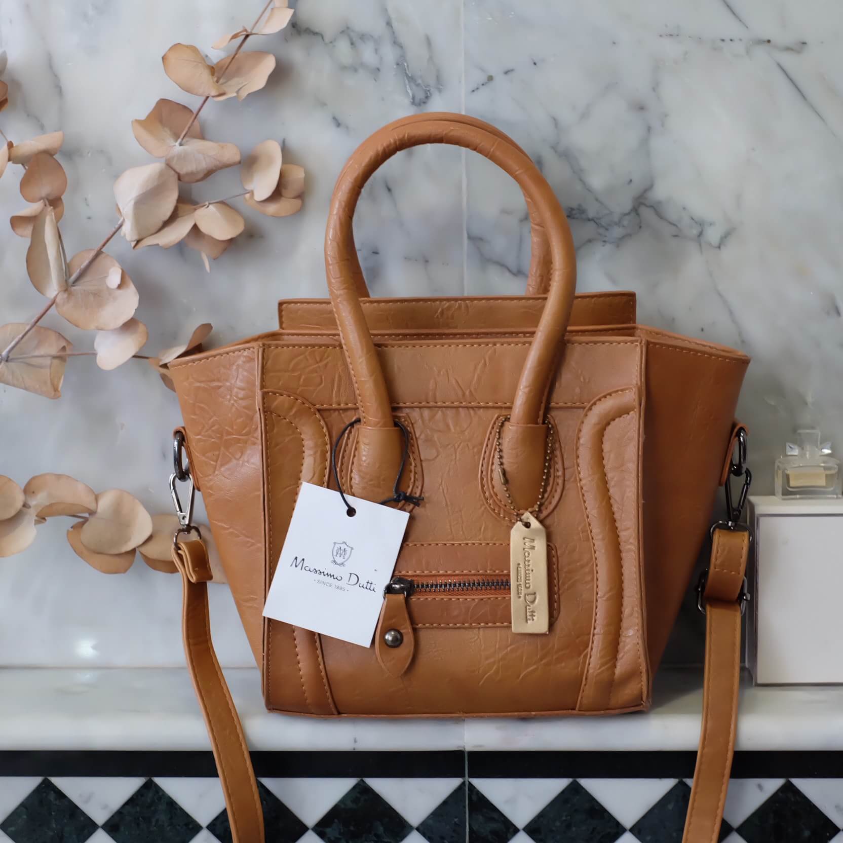 Limited edition ของ รุ่นขายดี ทรงสวยที่สุด จากแบรนด์ ดัง Massimo Dutti มาด้วยน๊ารอบนี้ 📣รายละเอียดกระเป๋า กระเป๋าทรงหรู look like Celine brand หนังดีมาก ใบนี้ อยู่ทรงสวยคะ หนังลายสวยมากคะ สีน้ำตาล classic เรียบหรูคะ อะไหล่ เทาดำ ขนาดกำลังดีเลย จุข