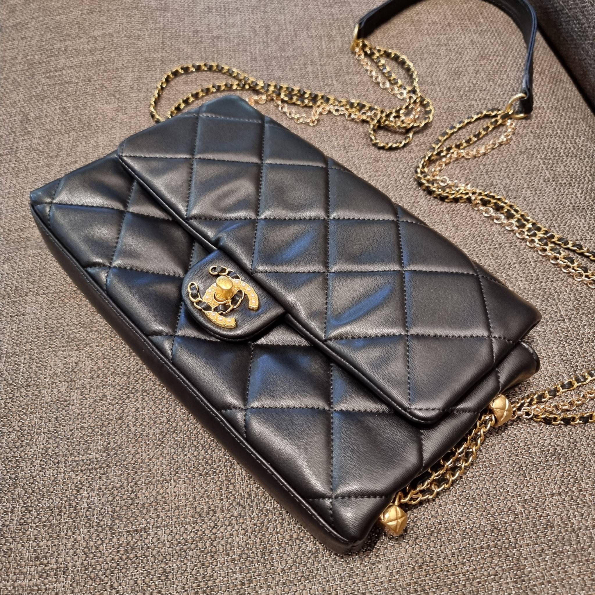 VIP 】สวยหรูพร้อมเสิร์ฟ!! กับไอเท็มสุดเลิฟจาก Chanel กระเป๋าสะพายที่สุดของความคุ้มค่า วัสดุหนังแกะนิ่มเต็มใบ เปิด-ปิดกระเป๋าด้วยตัวบิดล็อค ภายในกระเป๋าบุผ้าสวยหรู มีช่องโล่งกว้างจุของได้สบาย ใส่โทรศัพท์ กระเป๋าสตางค์ได้ มีช่องซิป 1 ช่อง ช่องย่อย 1 ช่อง ดีเ