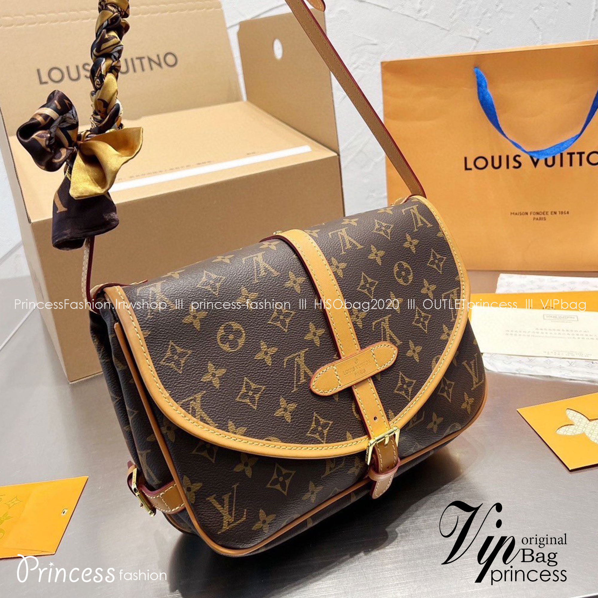 LV SAUMUR MM MONOGRAM BAG / LV Crossbody bag กระเป๋าสะพายพิมพ์ลายโมโนแกรมสุดหรูจากแบรนด์ดัง รูปทรงใช้งานง่าย ภายในจุของได้เยอะ ตอบโจทย์ให้กับทุกลุคทุกสไตล์ ใช้เป็น every ได้เลยค่ะ