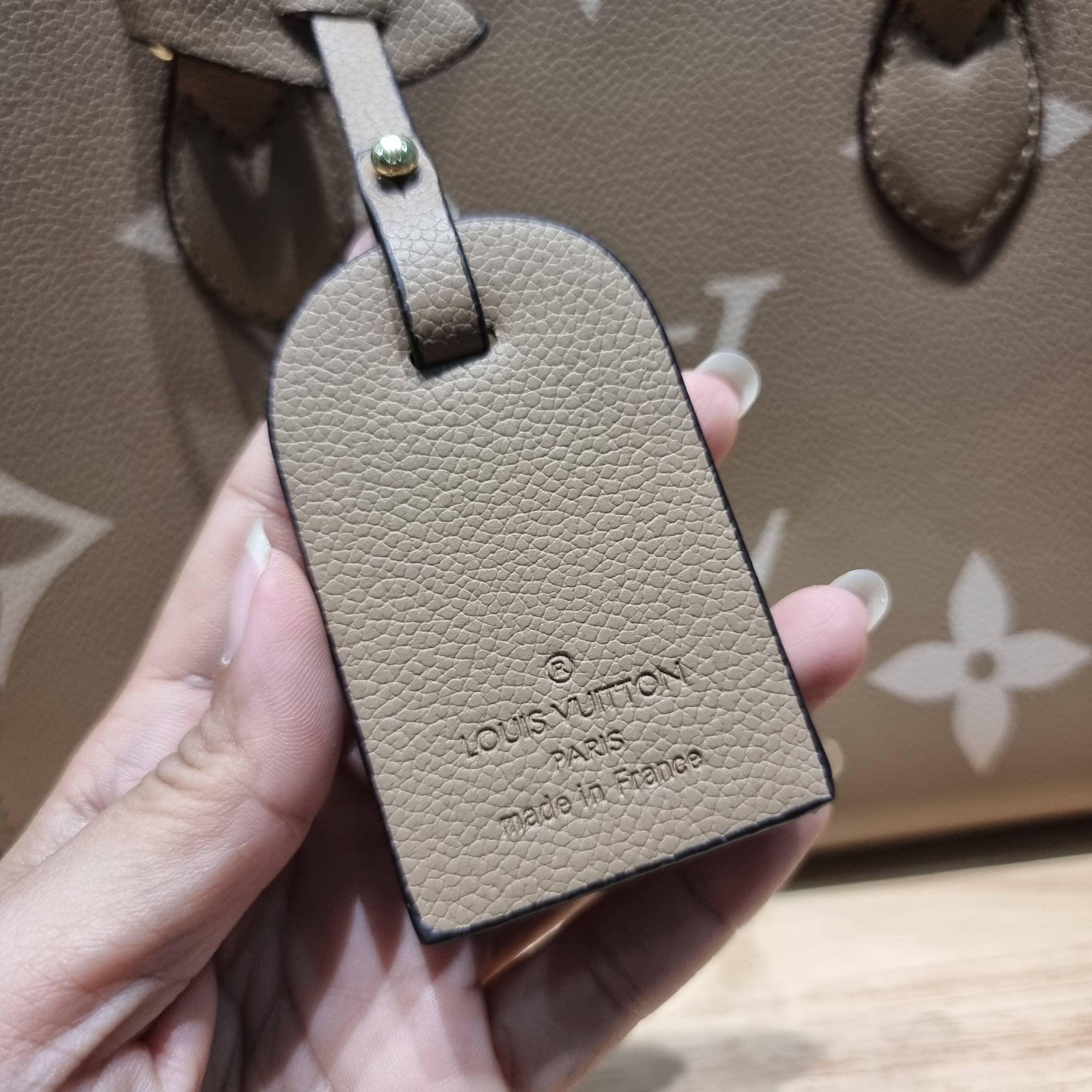 LV Onthego / LV crossbody tote bag กระเป๋าทรงโท้ทเวอร์ชั่นดั้งเดิม ที่คลาสสิค ผู้ดี หรูหรา โทนสีใช้งานง่าย ได้ทุกลุค ทุกสไตล์ วัสดุหนังลูกวัว ผิวลายเกรน มาพร้อมหูจับในตัว คล้องแขนก็ดูแพง หรือจะเกี่ยวสายครอสสะพายก็อัพลุคได้เลย ภายในโล่งกว้างมาก มีอะไหล่เกี