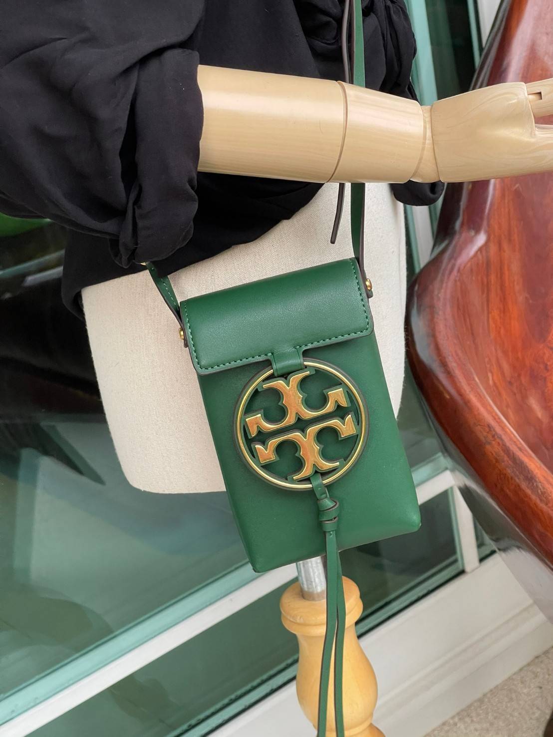 ของแท้ 💯% TORY BURCH MILLER METAL PHONE CROSSBODY อีกหนึ่งกระเป๋าใส่มือถือรุ่นฮิตที่เชื่อว่าหลาย ๆ คนต้องเคยเห็นผ่าน ๆ ตามาอย่างแน่นอน