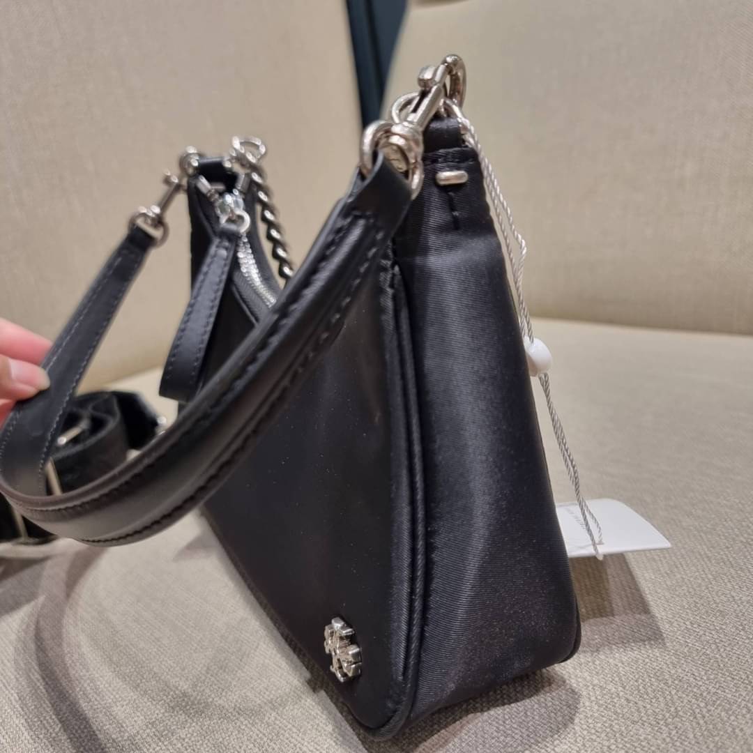 TORY BURCH MERCER NYLON SMALL SHOULDER BAG ใหม่ก่อนใคร!! กับคอลหวานๆ สดใสๆ กระเป๋าสะพายทรงโฮโบ ขนาดกะทัดรัด ฟังก์ชั่นการใช้งานจัดแบบเต็มที่ ด้วยสายสะพายถึง 3 เส้น สายโซ่คล้องแขน สายหนังแบบสั้นคล้องไหล่ และสายสปอร์ตเส้นใหญ่ ดูดี!! คุ่มแค่ไหนคิดดู!! วัสดุผ้