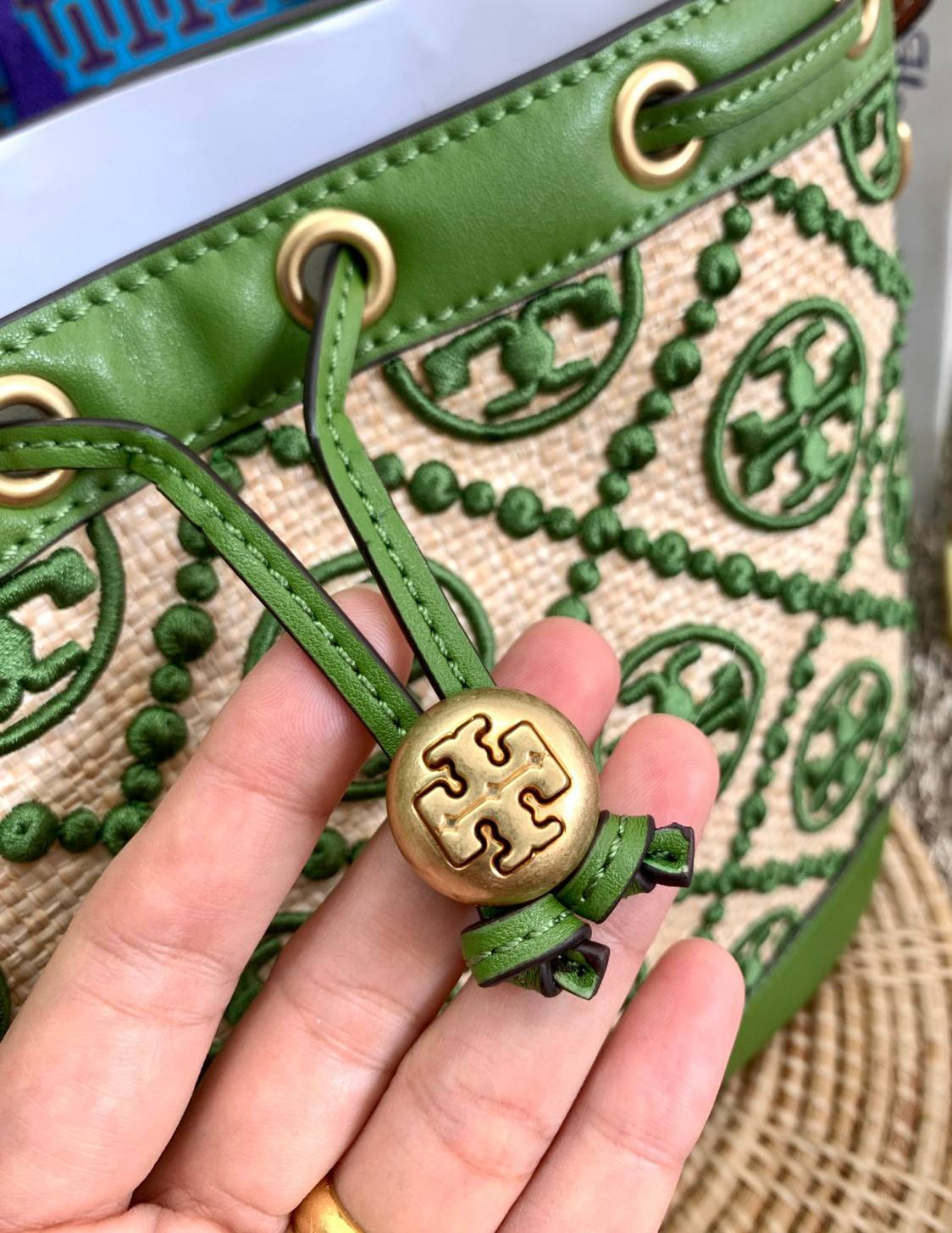 TORY BURCH T MONOGRAM STRAW BUCKET BAG NATURAL/SHISO 🌿สวยงามสะดุดตามากๆค่ะ จัดหนักกันไปเลยจ้า กับรุ่นที่สาวๆรอคอย พร้อมเสิร์ฟความสวยให้ถึงบ้านแล้วน้า กระเป๋าบัคเก็ตทรงยอดนิยม ดีไซน์ใหม่ล่าสุด ยูนีคไม่เหมือนใคร ลายสานเต็มใบพร้อมปักโลโก้เอกลักษณ์สีเ