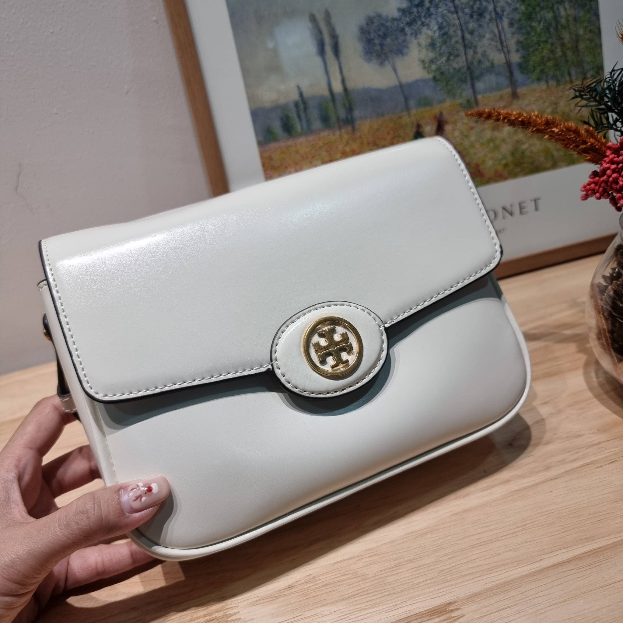 TORY BURCH ROBINSON SPAZZOLATO CONVERTIBLE SHOULDER BAG คอลเลคชั่นใหม่ สวยก่อนใคร ในราคาสุดคุ้ม! กับกระเป๋าสะพายไหล่ ดีไซน์สุดหรู หนังแก้วเงาสวยคม สีผู้ดี รูปทรงใช้งานได้ทุกลุค