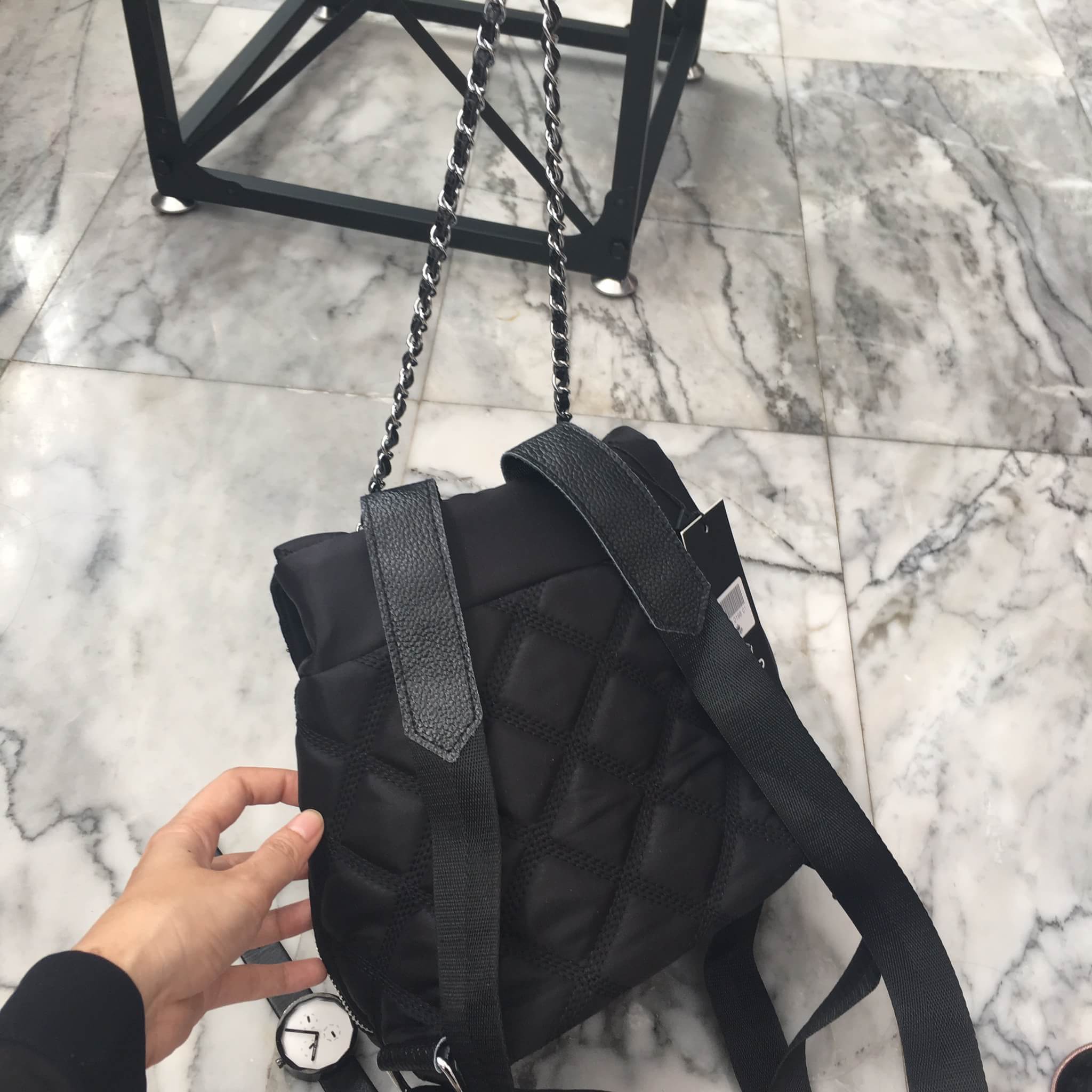 กระเป๋าเป้!!! ทรงน่ารักมากๆๆๆ จากแบรนด์ KEEP รุ่น Monster bite backpack #จุดเด่นที่ >ตัวกระเป๋าทำจากผ้าไนล่อนเนื้อดี ตีลายตาราง >น้ำหนักเบามาก เพียงแค่ 4 ขีดเท่านั้น >สามารถปรับสายโซ่ สะพายไหล่ได้คะ >ขนาดกระเป๋ากำลังดีคะ ใส่ กปต ยาว มือถือได้