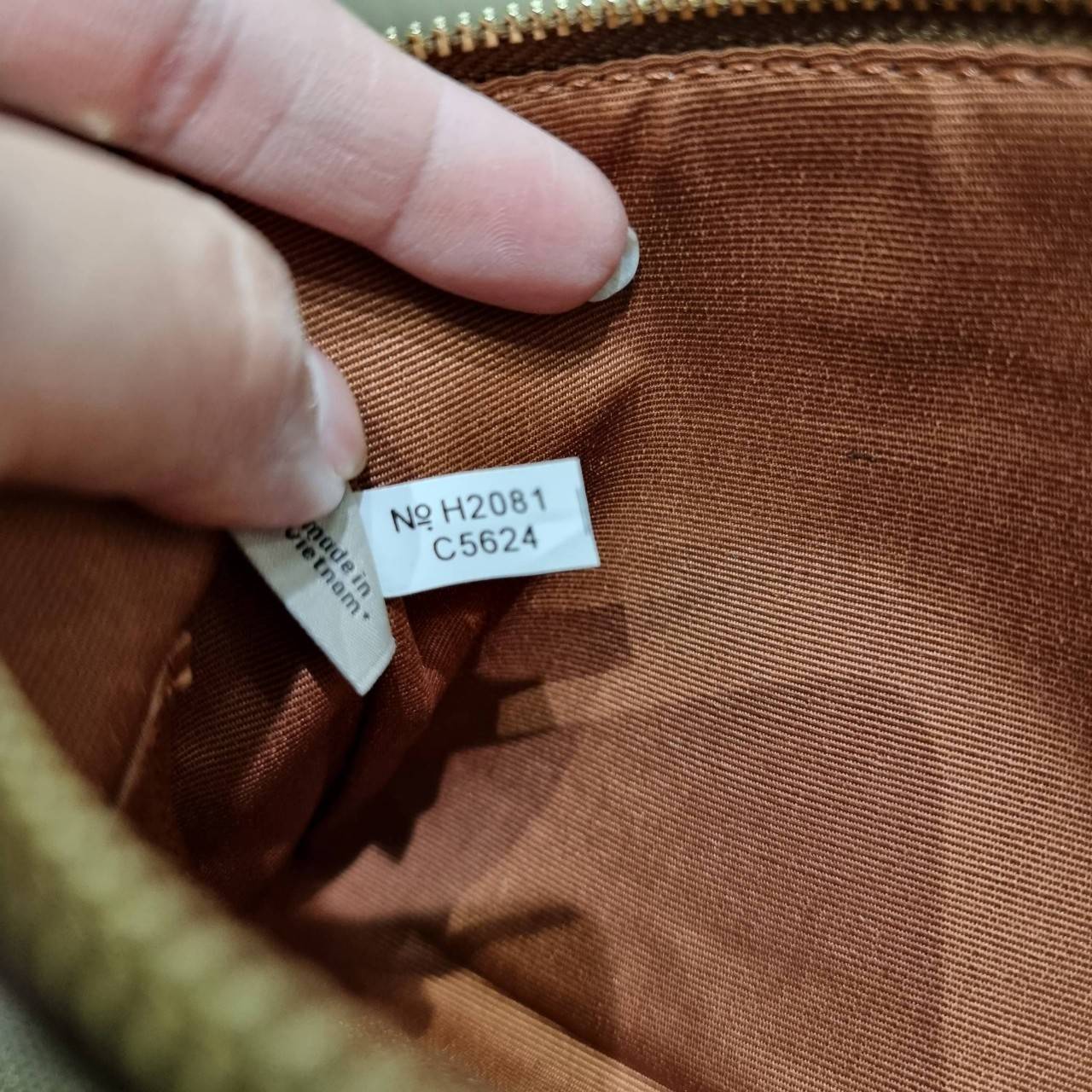 COACH C5624 LARGE CORNER ZIP WRISTLET IN SIGNATURE CANVAS WITH STRIPE สีใหม่กับคอลเลคชั่นที่ปังข้ามปี ฮิตไม่เลิก!! กระเป๋าคล้องมือ ดีไซน์ลายแถบสี สดใสน่าใช้มาก!! ขนาดเหมาะพกพา วัสดุหนังแคนวาส ภายในใส่ธนบัตร หรือใส่บัตร ใส่เหรียญ ได้หมด!! iphone13 pro ใส่ไ